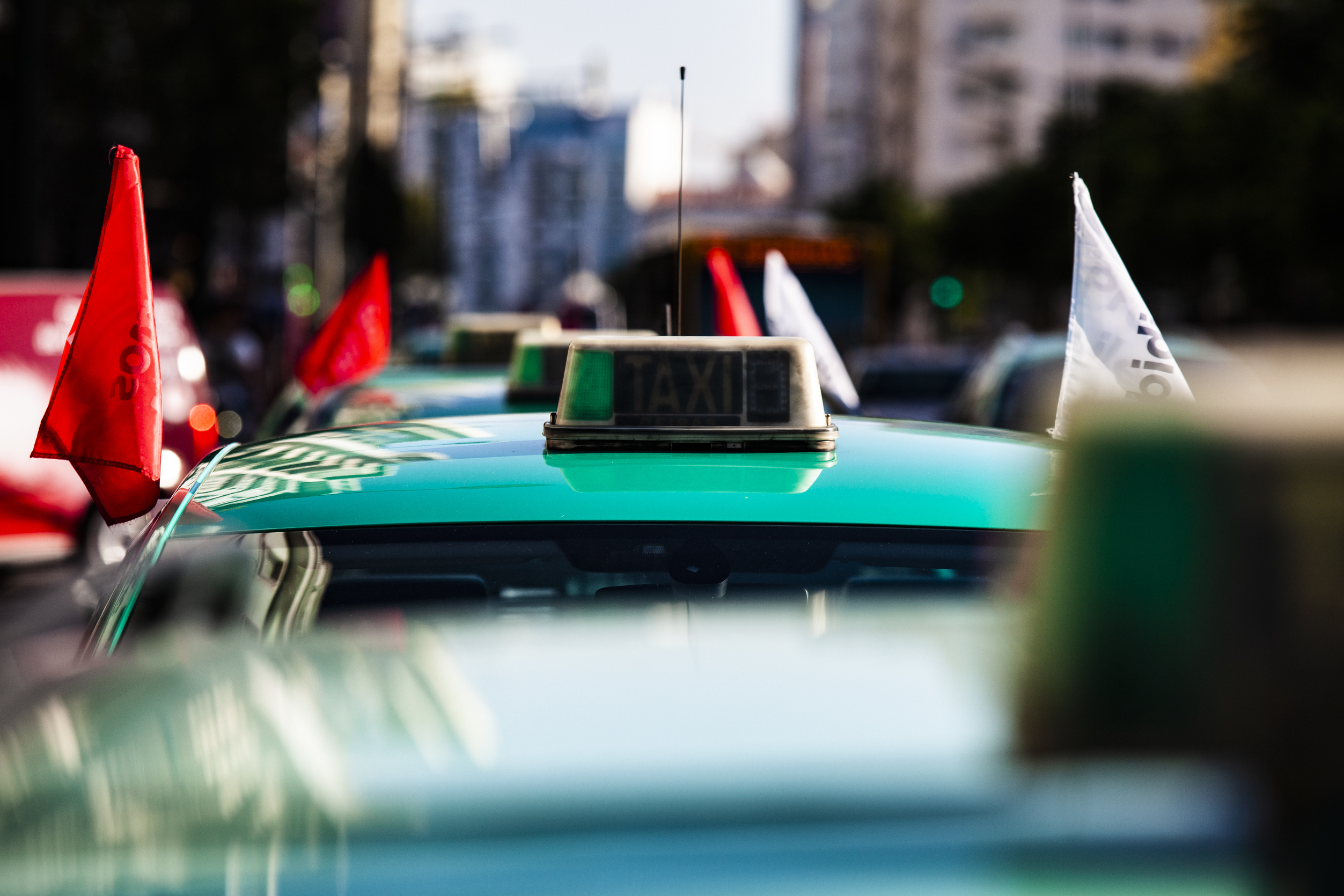 Táxis: Associações decidem terminar protesto contra lei das plataformas eletrónicas