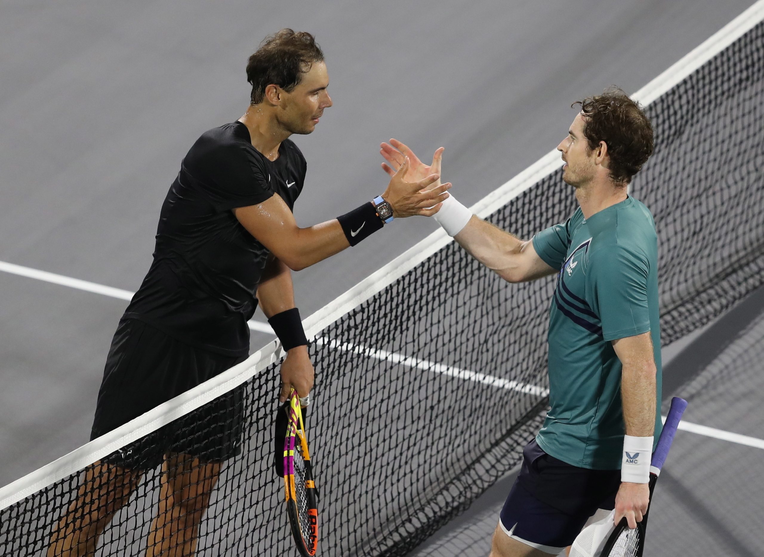 Rafael Nadal volta à competição após quatro meses com derrota em Abu Dhabi