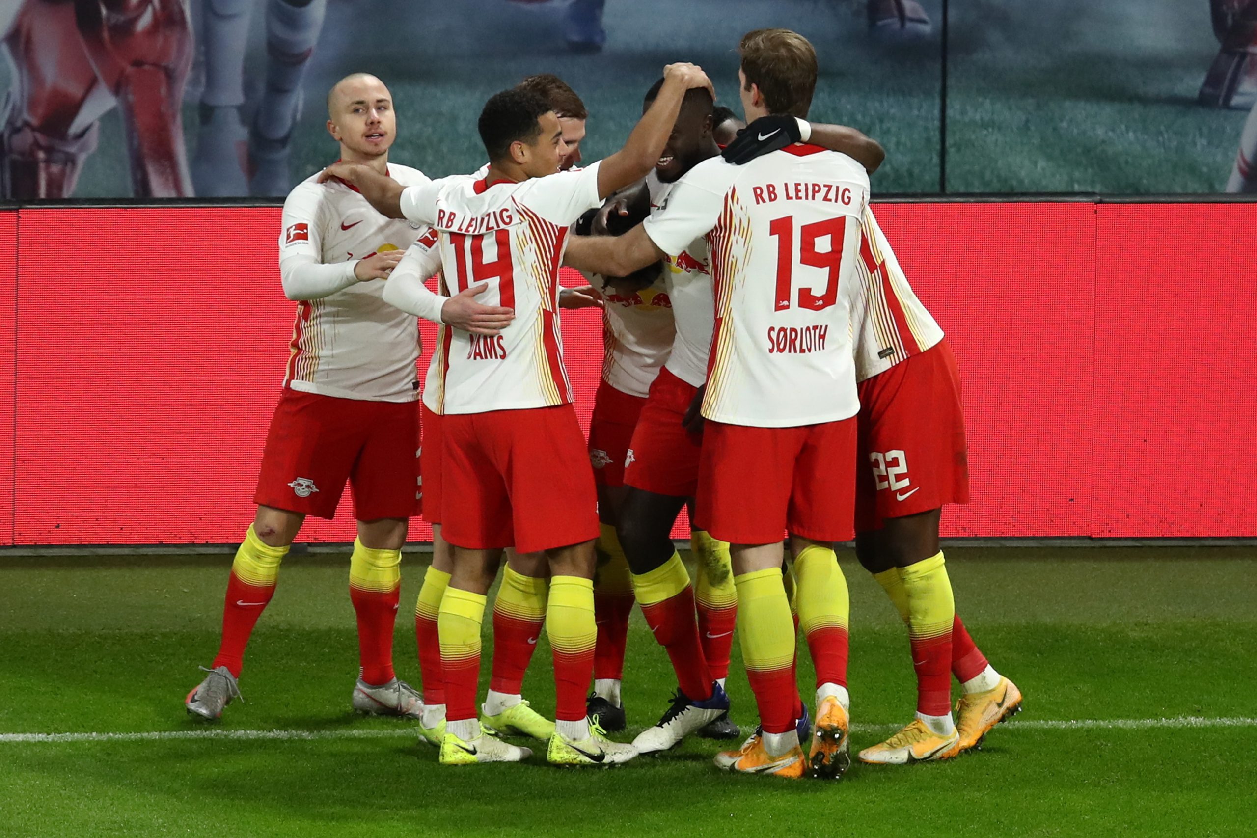 Leipzig vence Leverkusen e consolida vice-liderança da Bundesliga