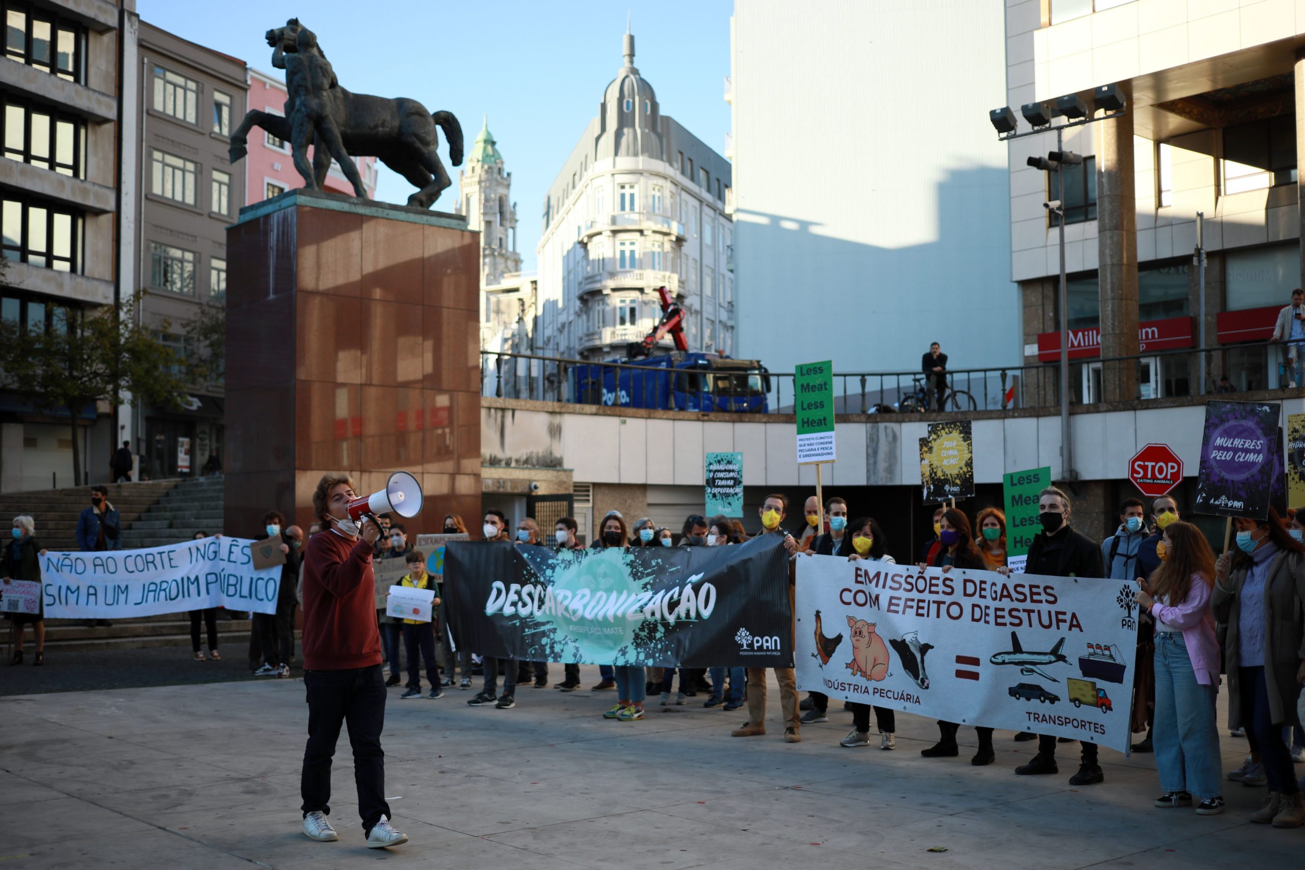 COP26: Manifestação no Porto exige mais ação para travar aquecimento global