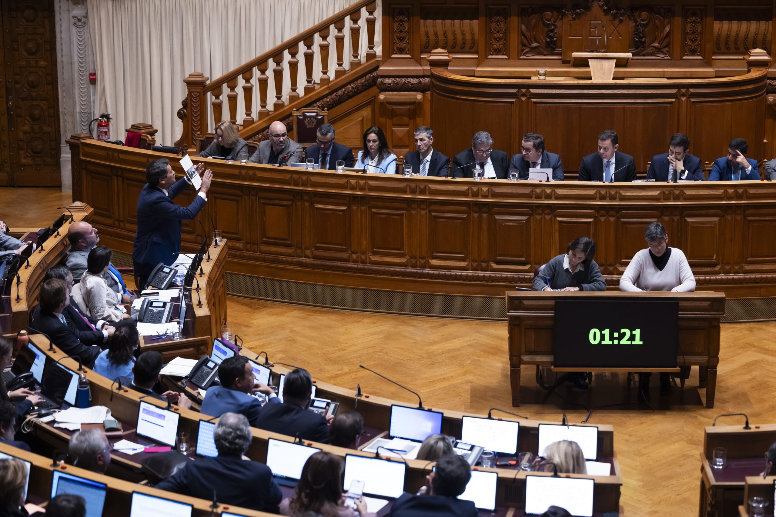 Parlamento chumba projetos para aumento do salário mínimo nacional