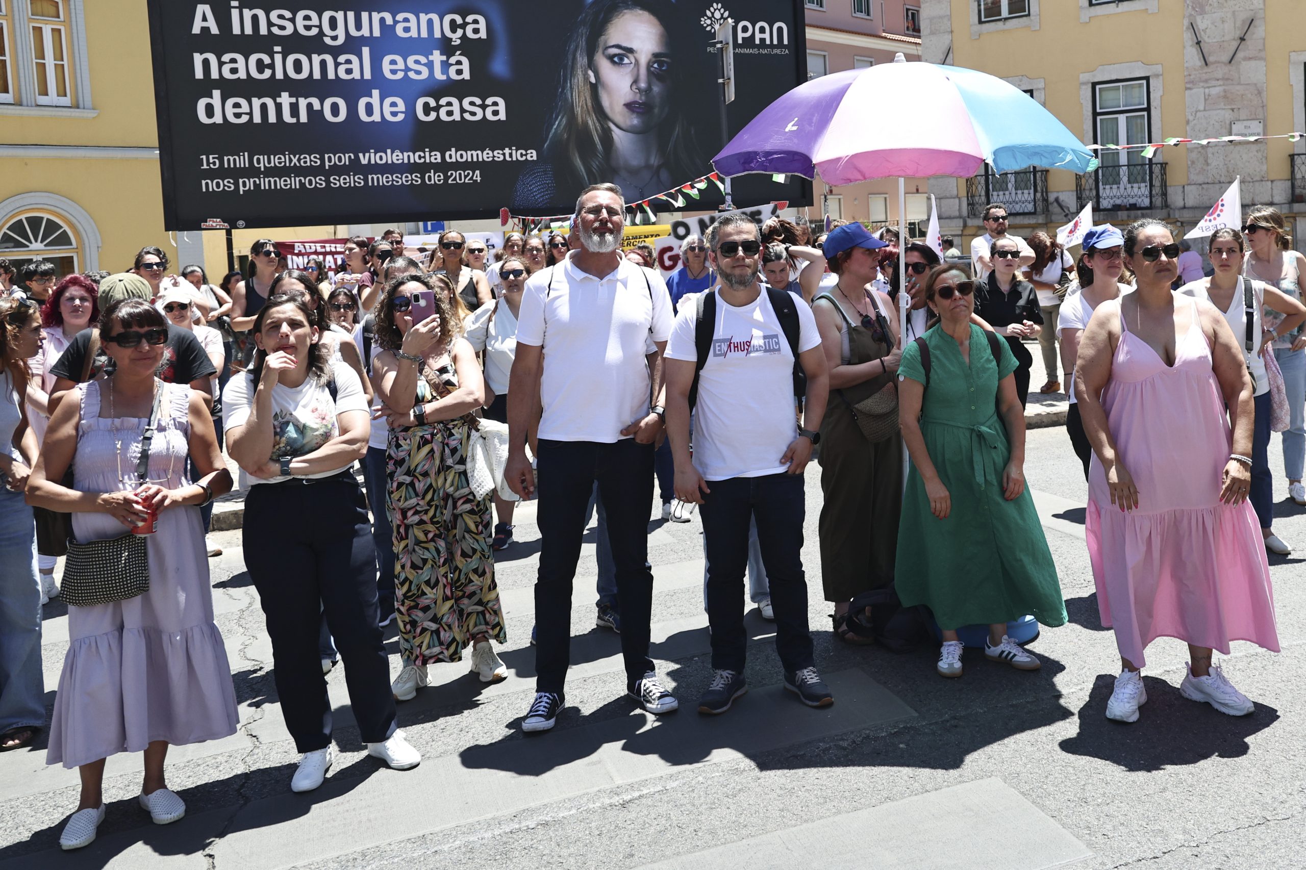 Mais de 100 pessoas juntam-se em frente à Assembleia pelo fecho das lojas aos domingos