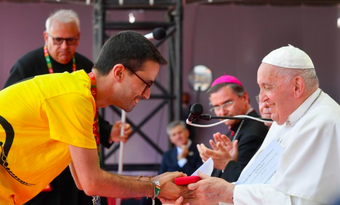 “No dia 6 de agosto de 2023 eu cumprimentei um Santo”. Filipe foi voluntário da JMJ e recorda assim o Papa Francisco