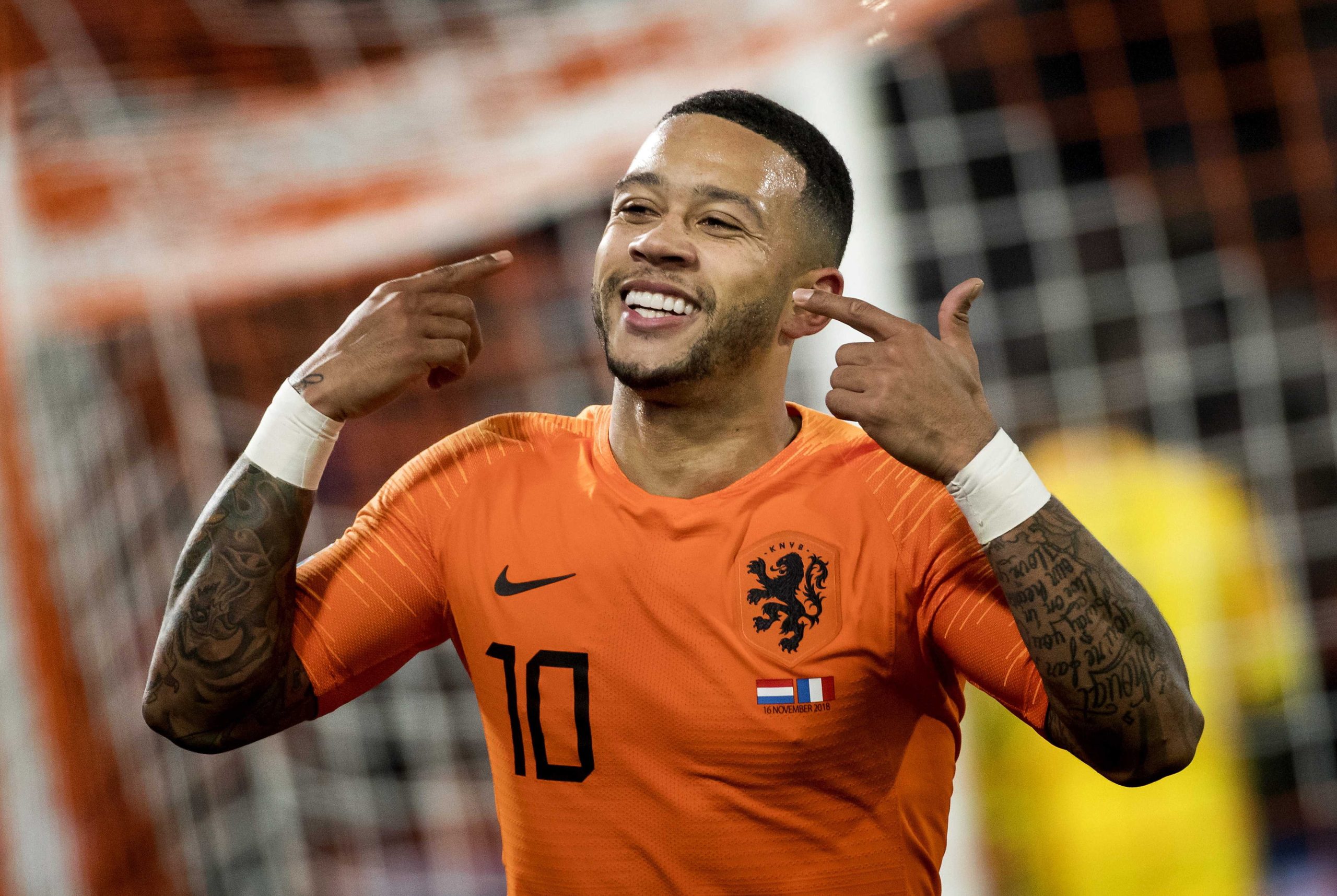 Barcelona anuncia contratação de Memphis Depay