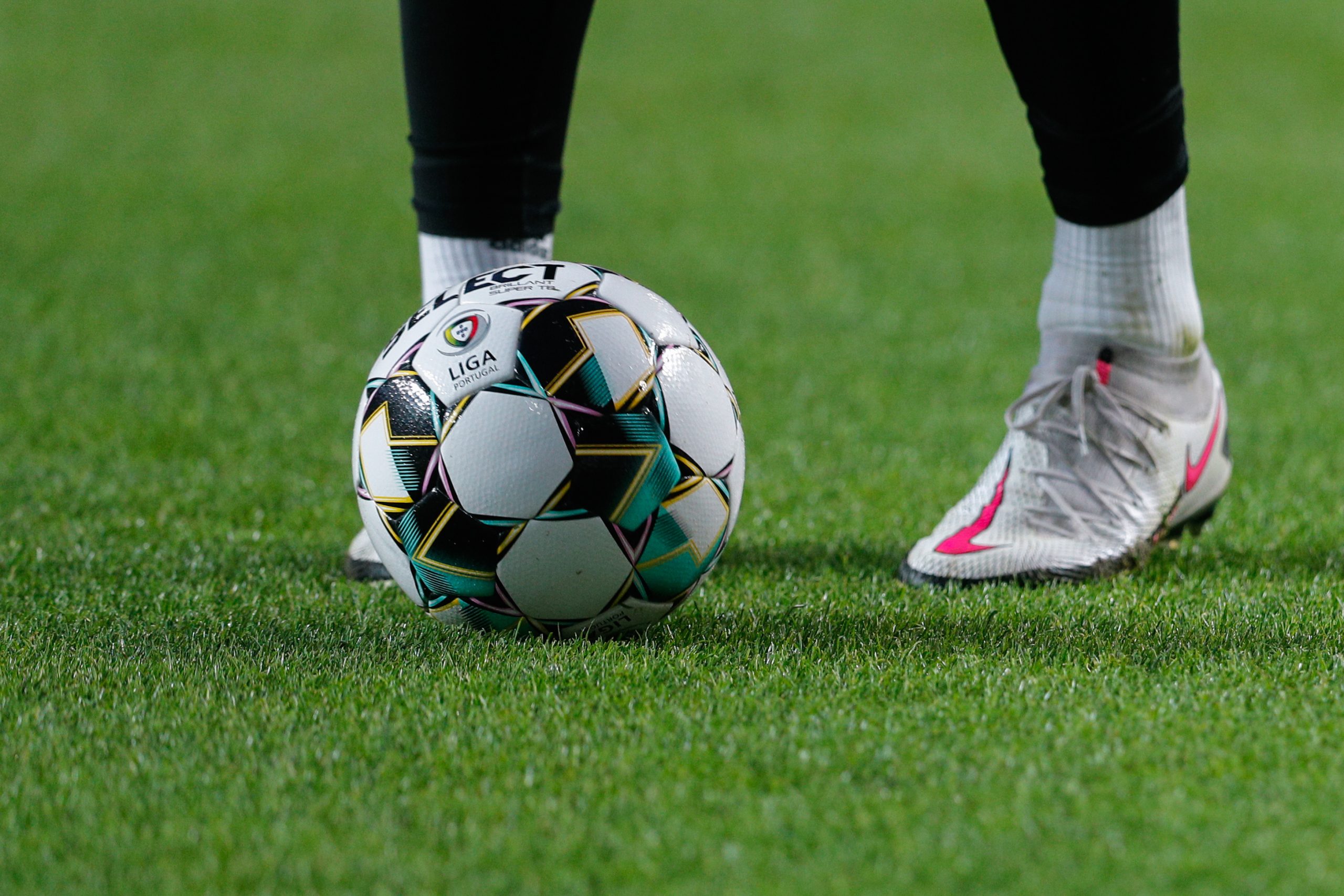 Mão na bola acidental de colega de equipa antes do golo deixa de ser falta