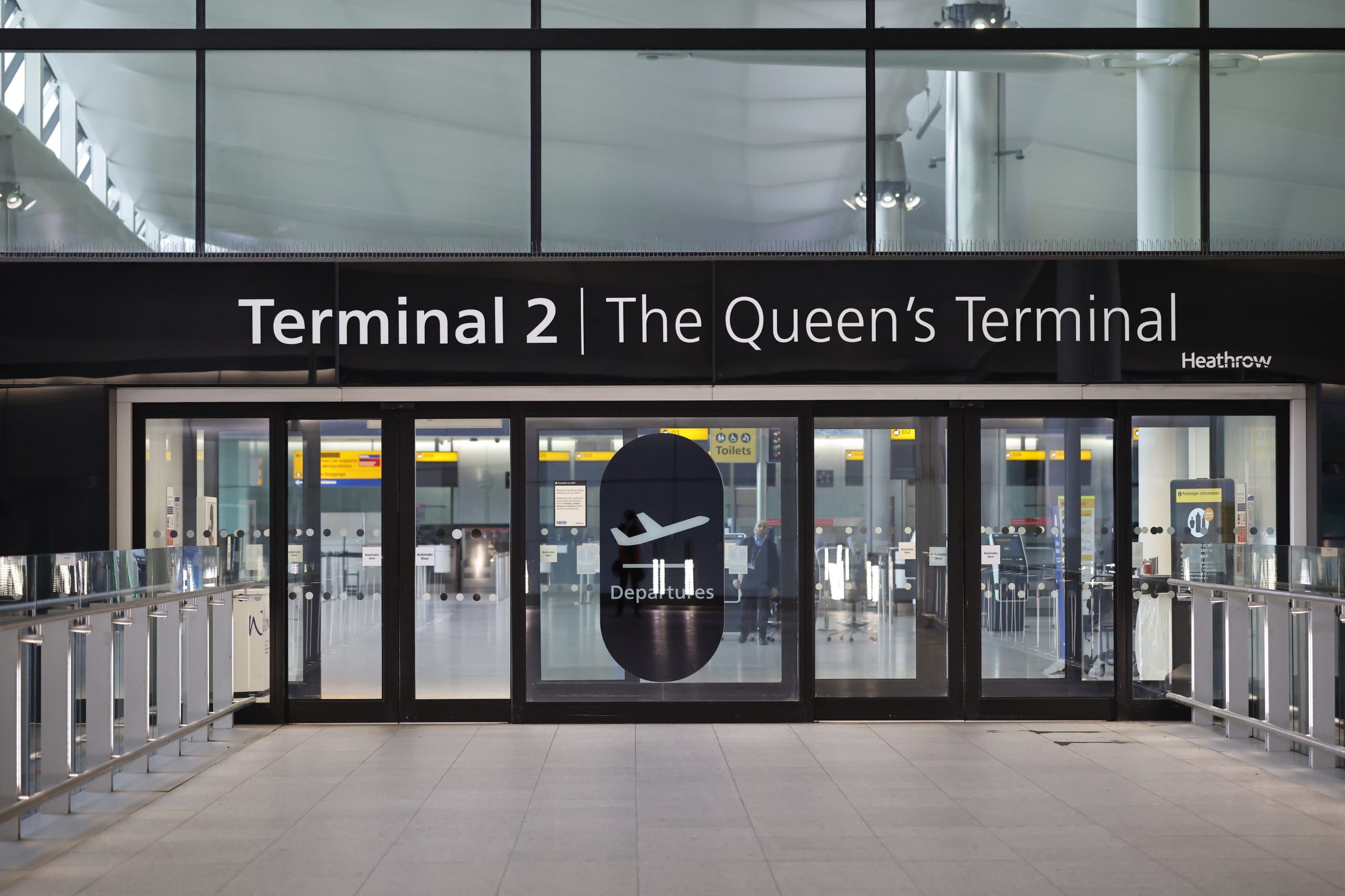 Aeroporto de Heathrow em Londres elimina limite de 100 ml para líquidos