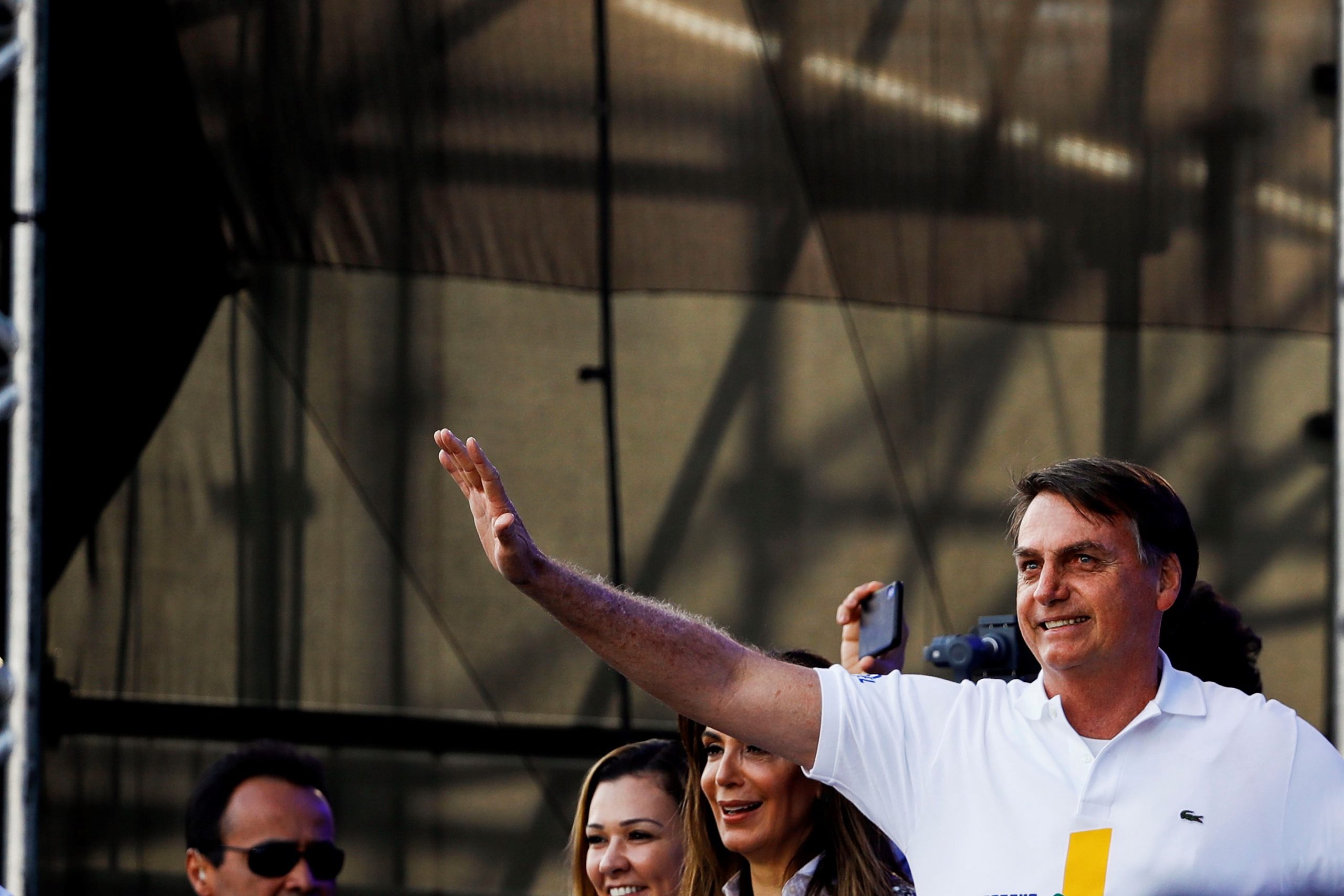 Bolsonaro admite aceitar ajuda do G7 se Macron retirar “insultos”