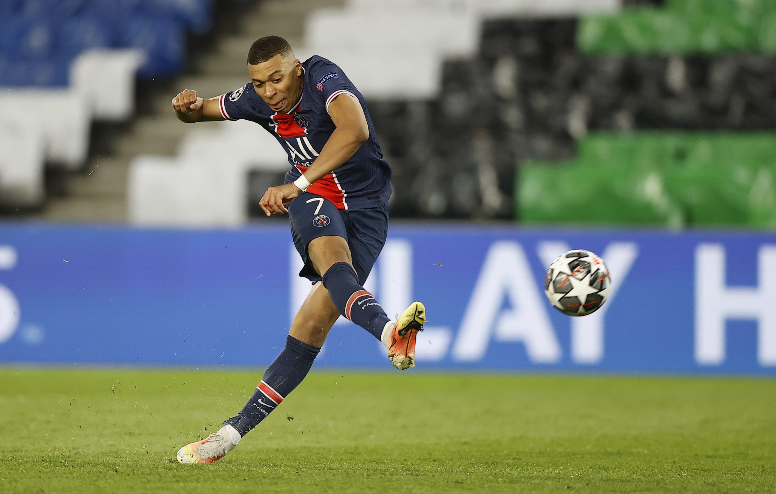 Mbappé ‘bisa’ e ajuda PSG a isolar-se no topo da Liga francesa