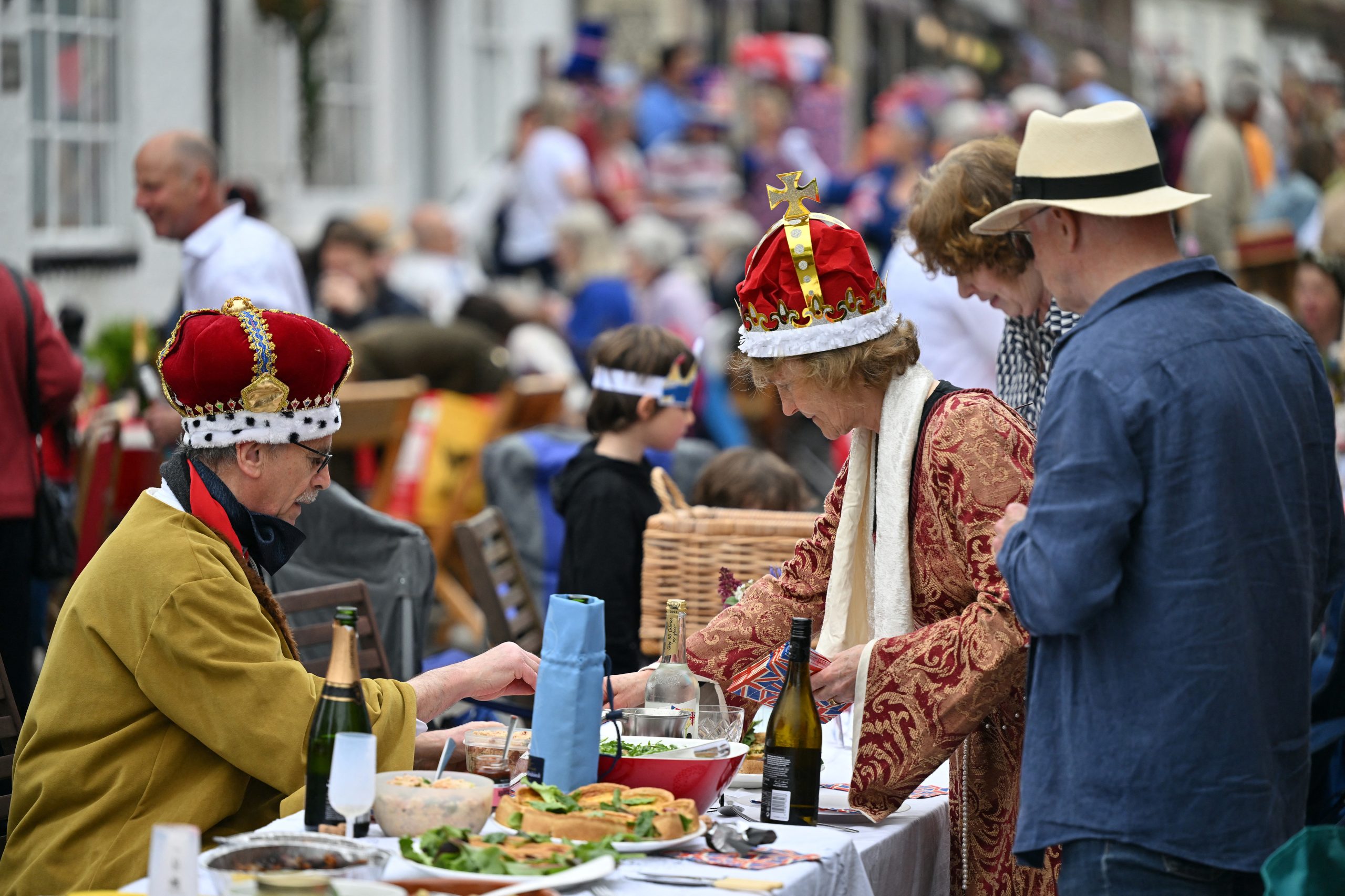 Britânicos celebram coroação com almoço coletivo nas ruas