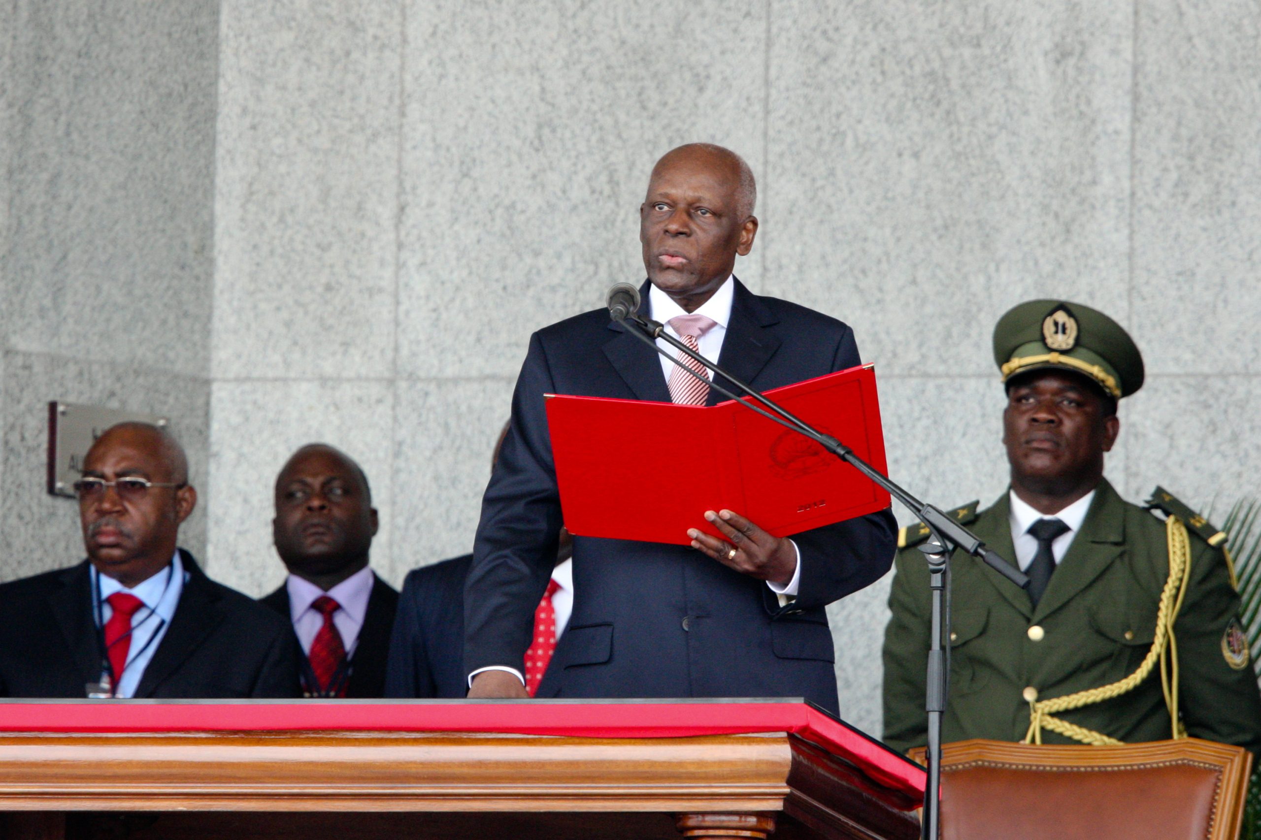Angola: Eduardo dos Santos não se recandidata e escolhe ministro da Defesa como sucessor