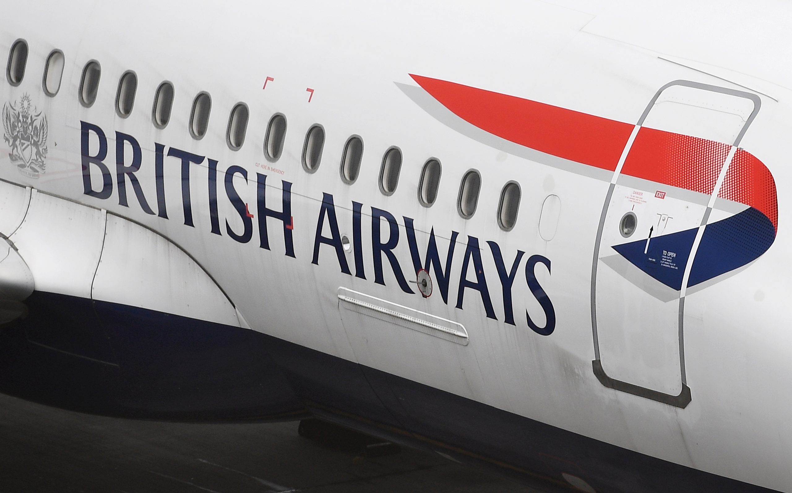 Suspeita de fumo a bordo faz avião da British Airways aterrar de emergência no Porto