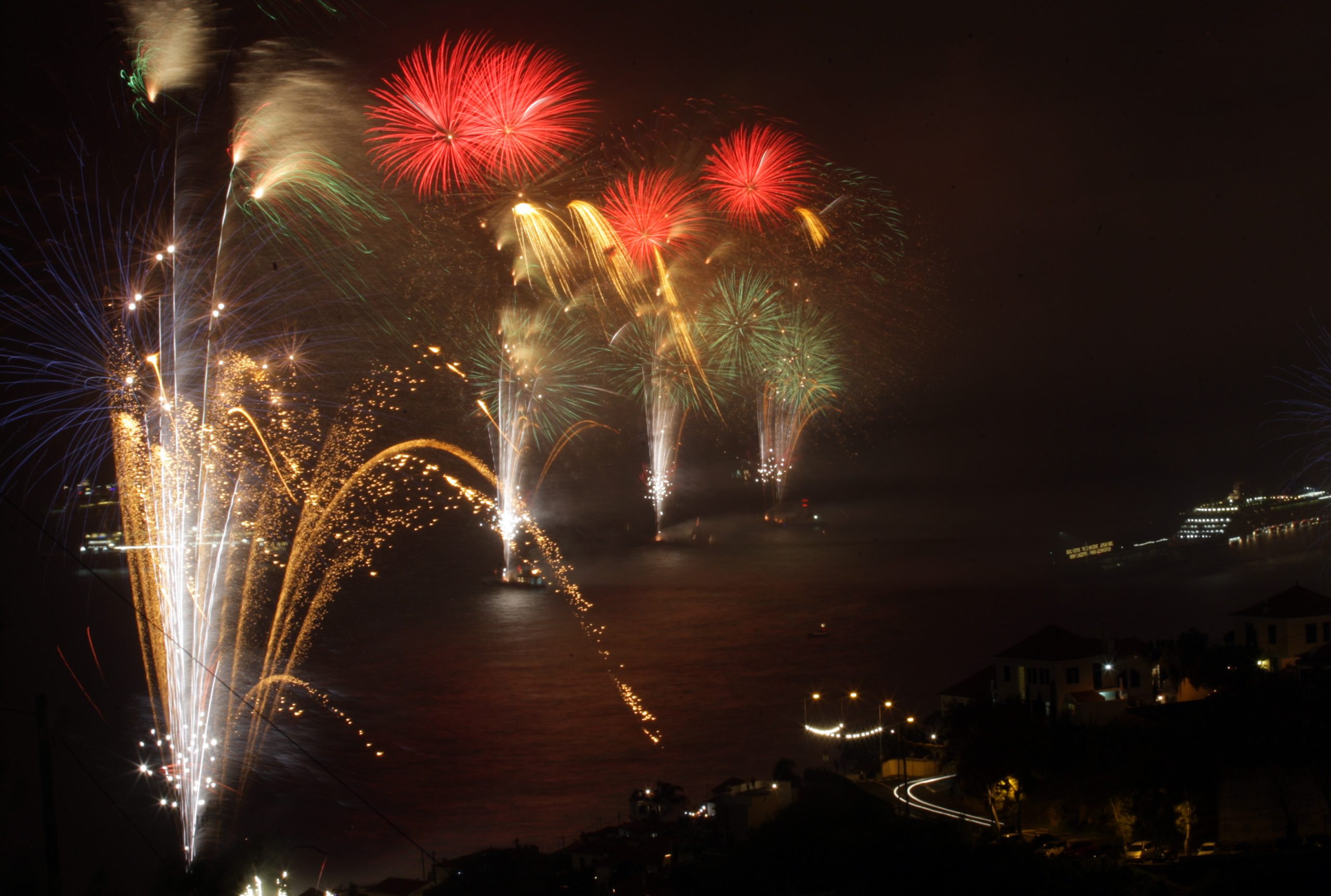 Fogo-de-artifício na Madeira bate recorde de disparos e encanta milhares de pessoas