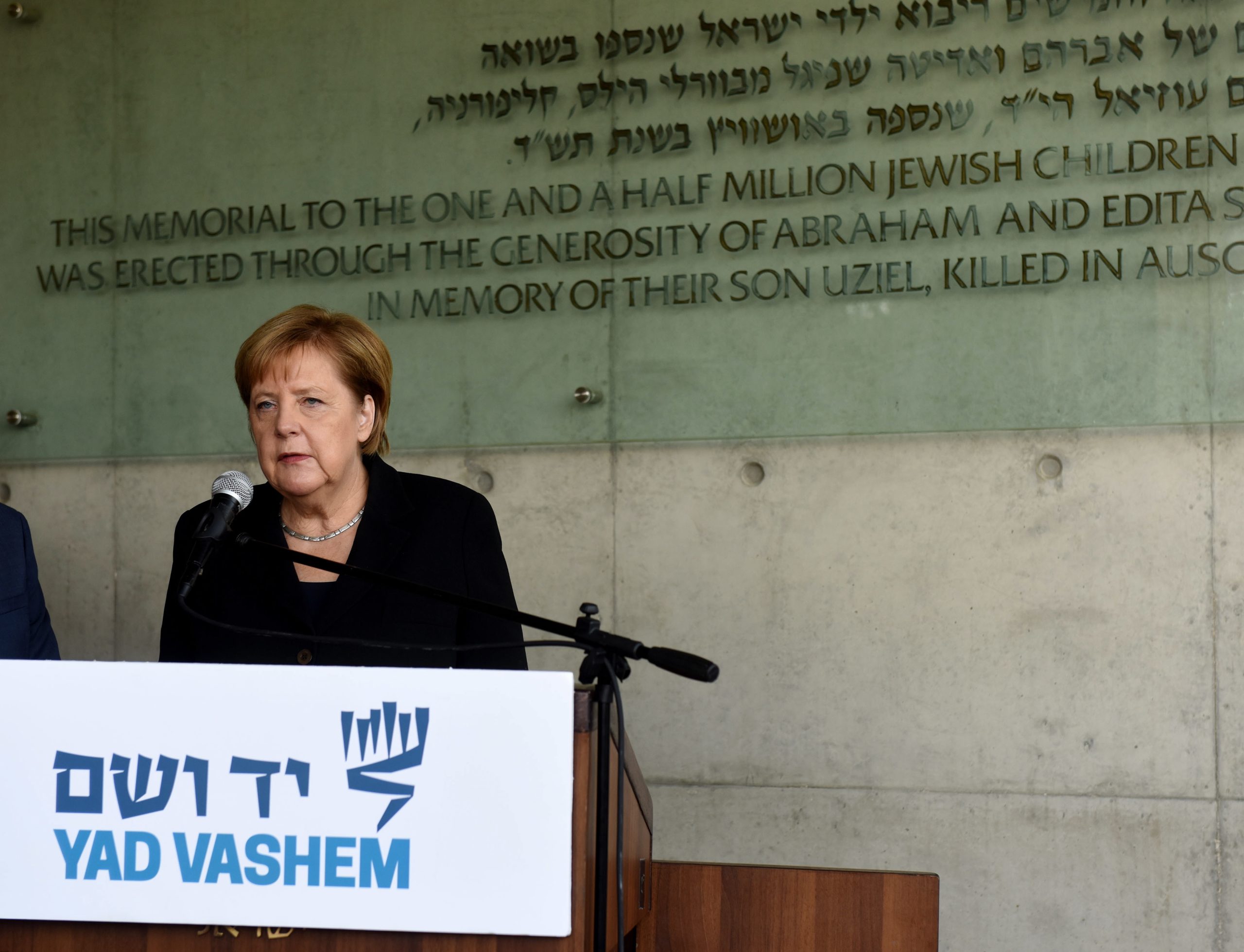 Angela Merkel reafirma responsabilidade perpétua da Alemanha de combater antissemitismo