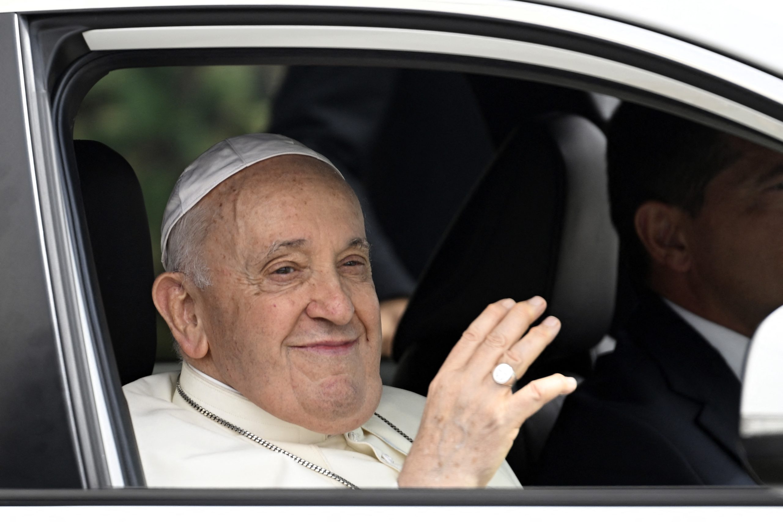 JMJ: Papa volta a saudar pessoas e a benzer bebé na rua