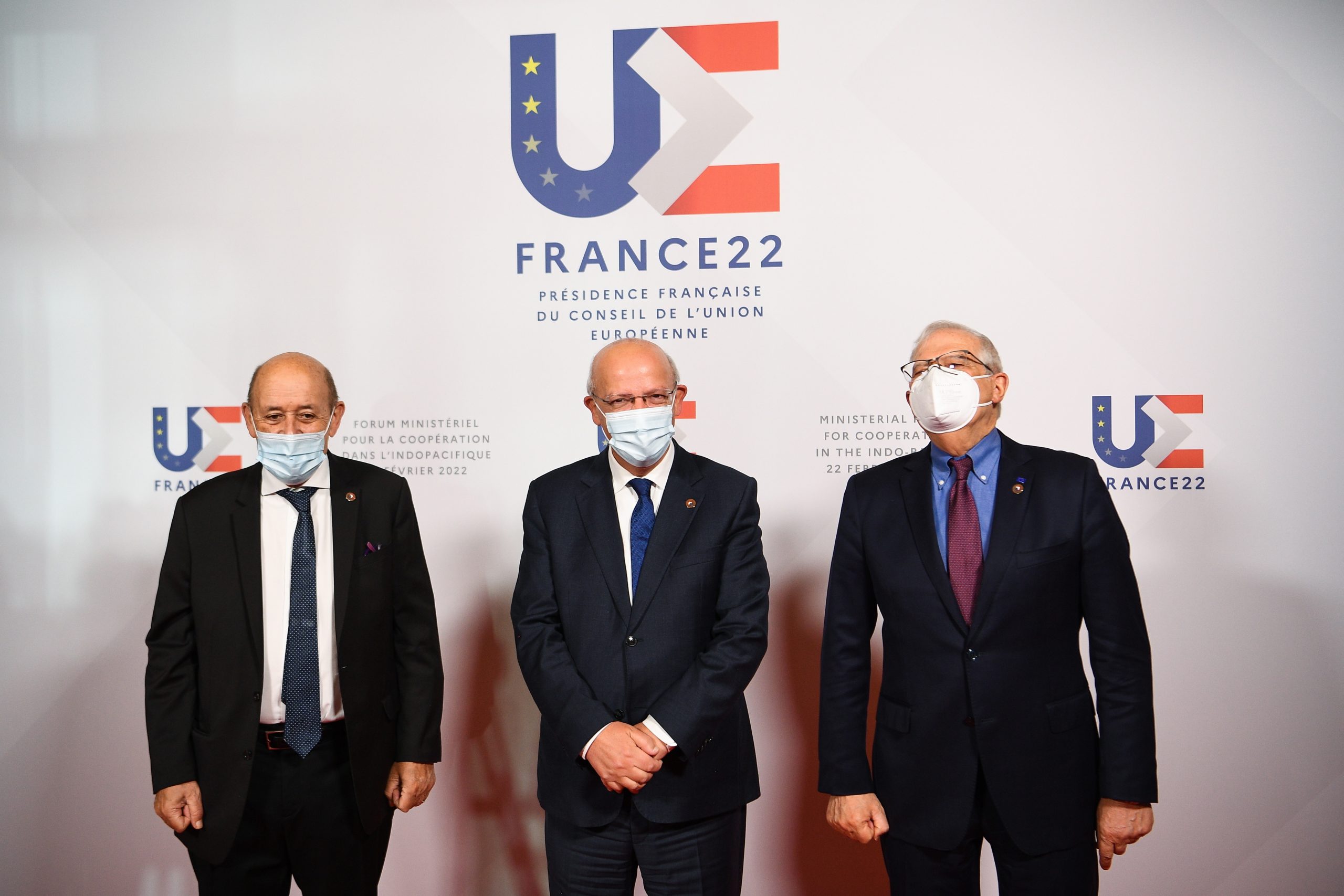 Santos Silva diz que UE vai impor à Rússia pacote de sanções económicas e financeiras por “flagrante violação do direito internacional”