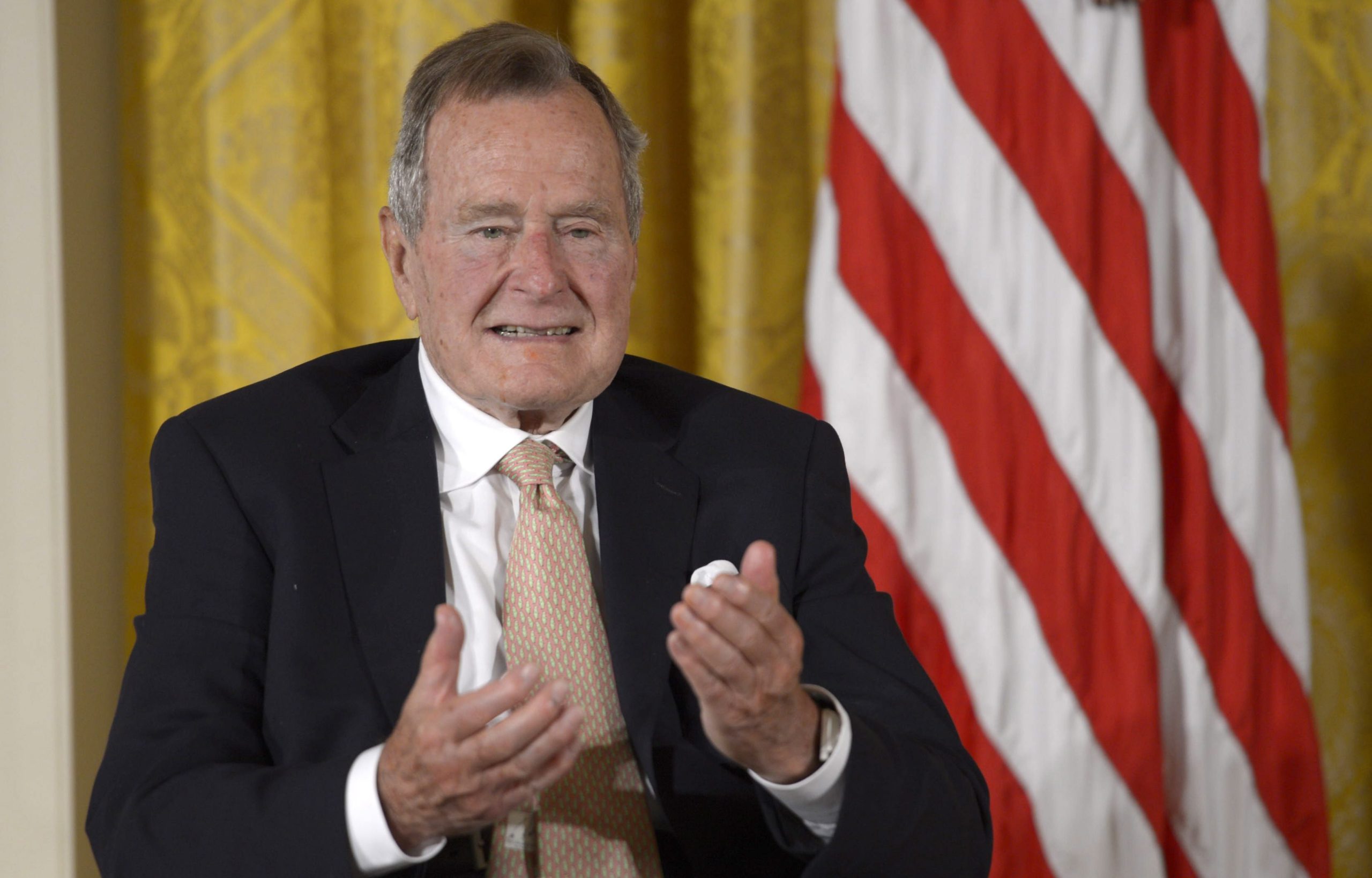 Pai de George W. Bush nos cuidados intensivos. A esposa Barbara Bush está também hospitalizada