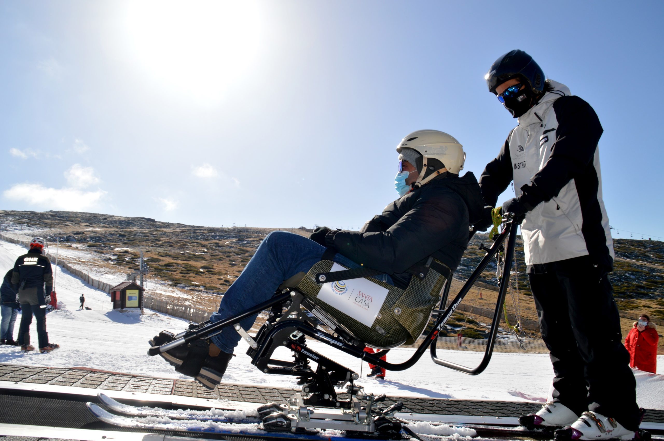Primeira cadeira de esqui adaptado foi hoje utilizada na Serra da Estrela