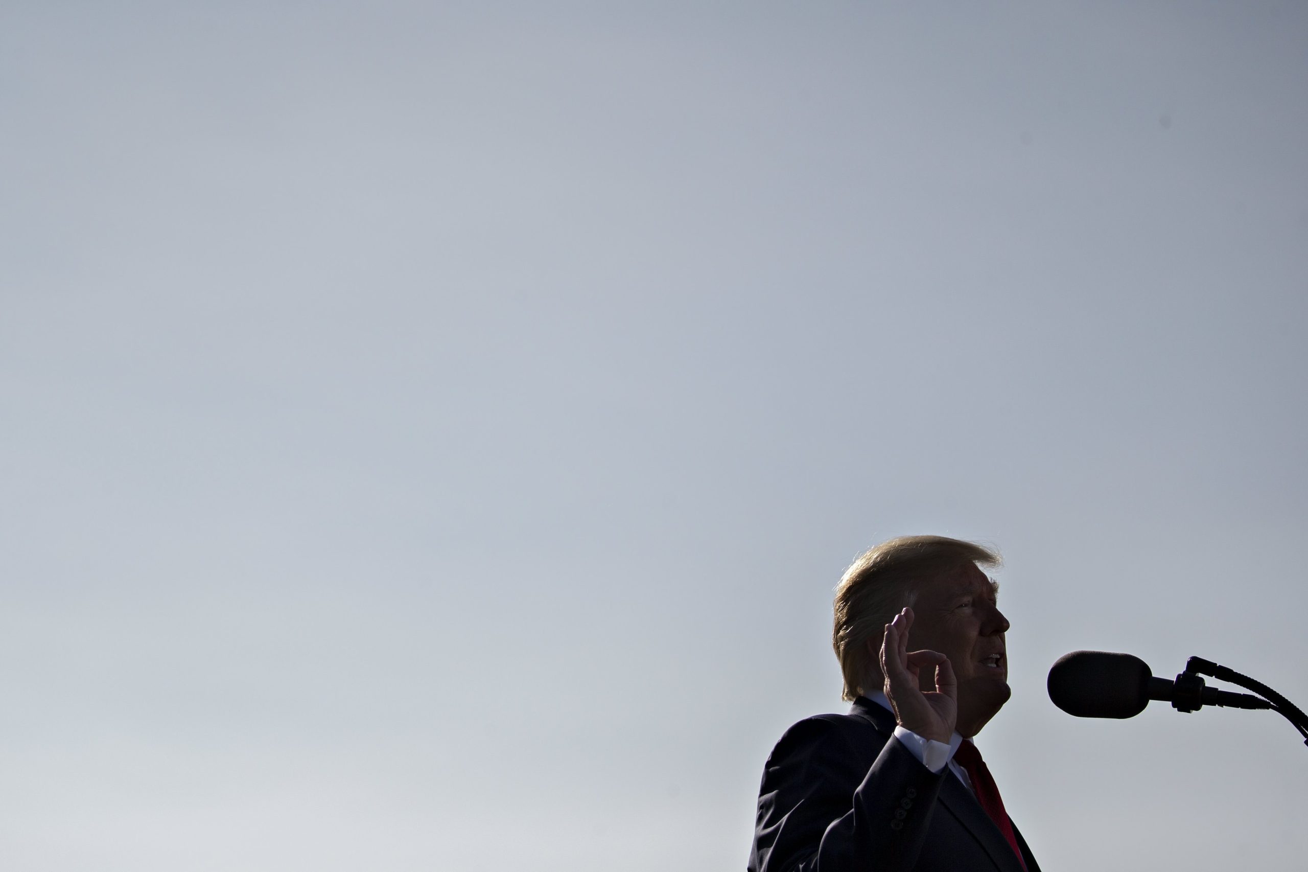 Trump volta a criticar jogadores de futebol americano por protestos durante o hino