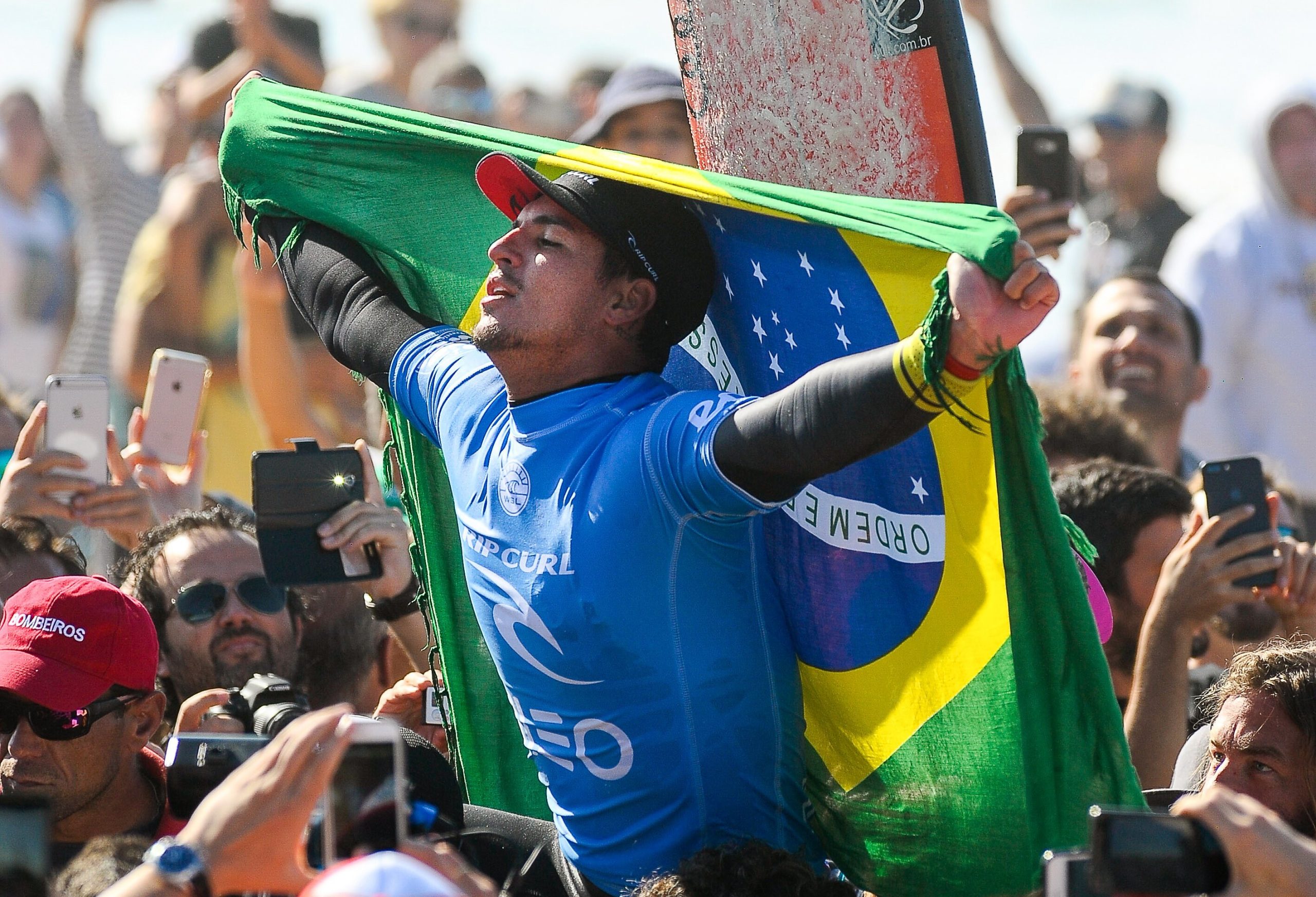 Surfistas Medina e Toledo acreditam que só haverá campeão mundial no Havai