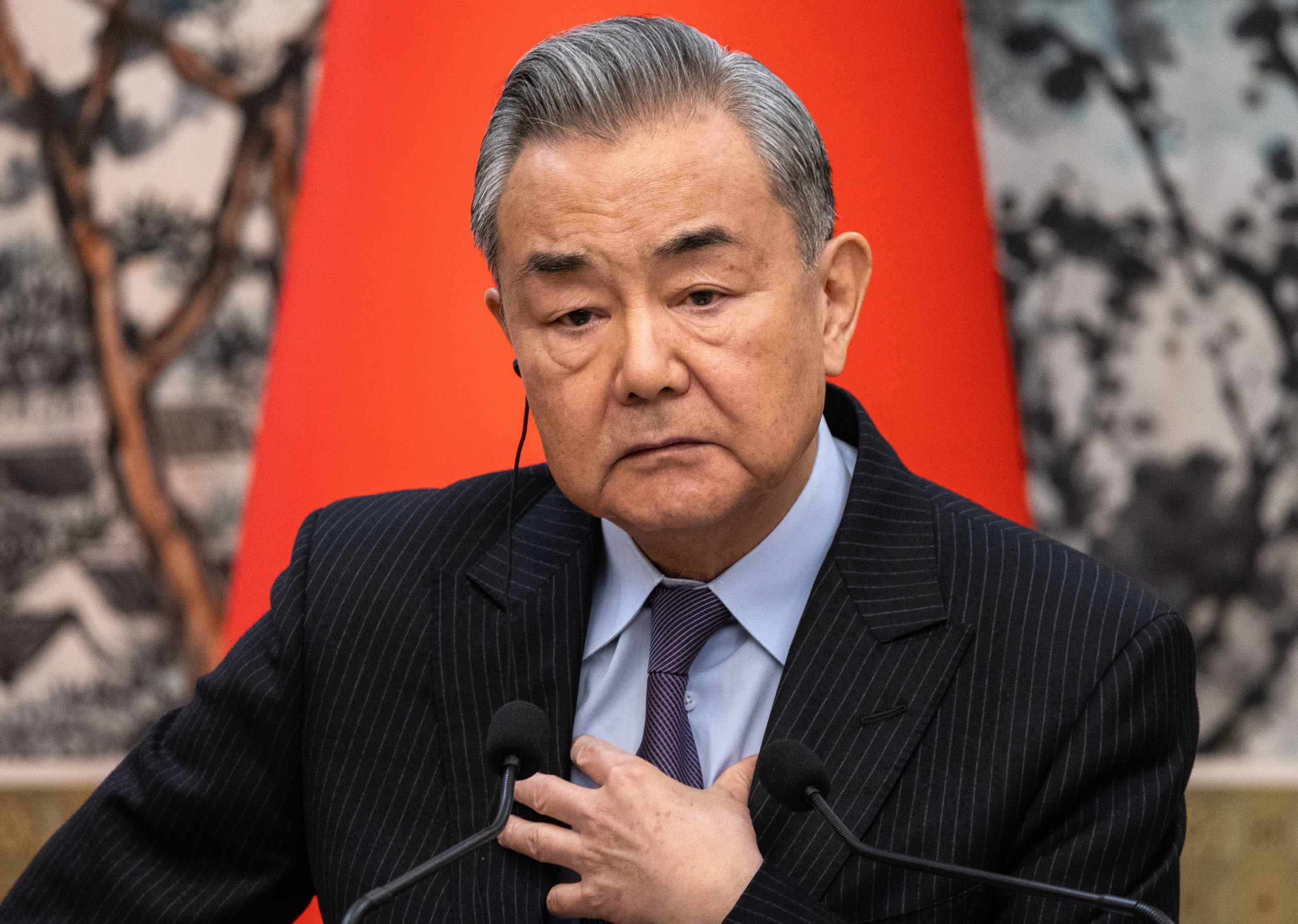 MNE chinês visita Moscovo durante as negociações de paz