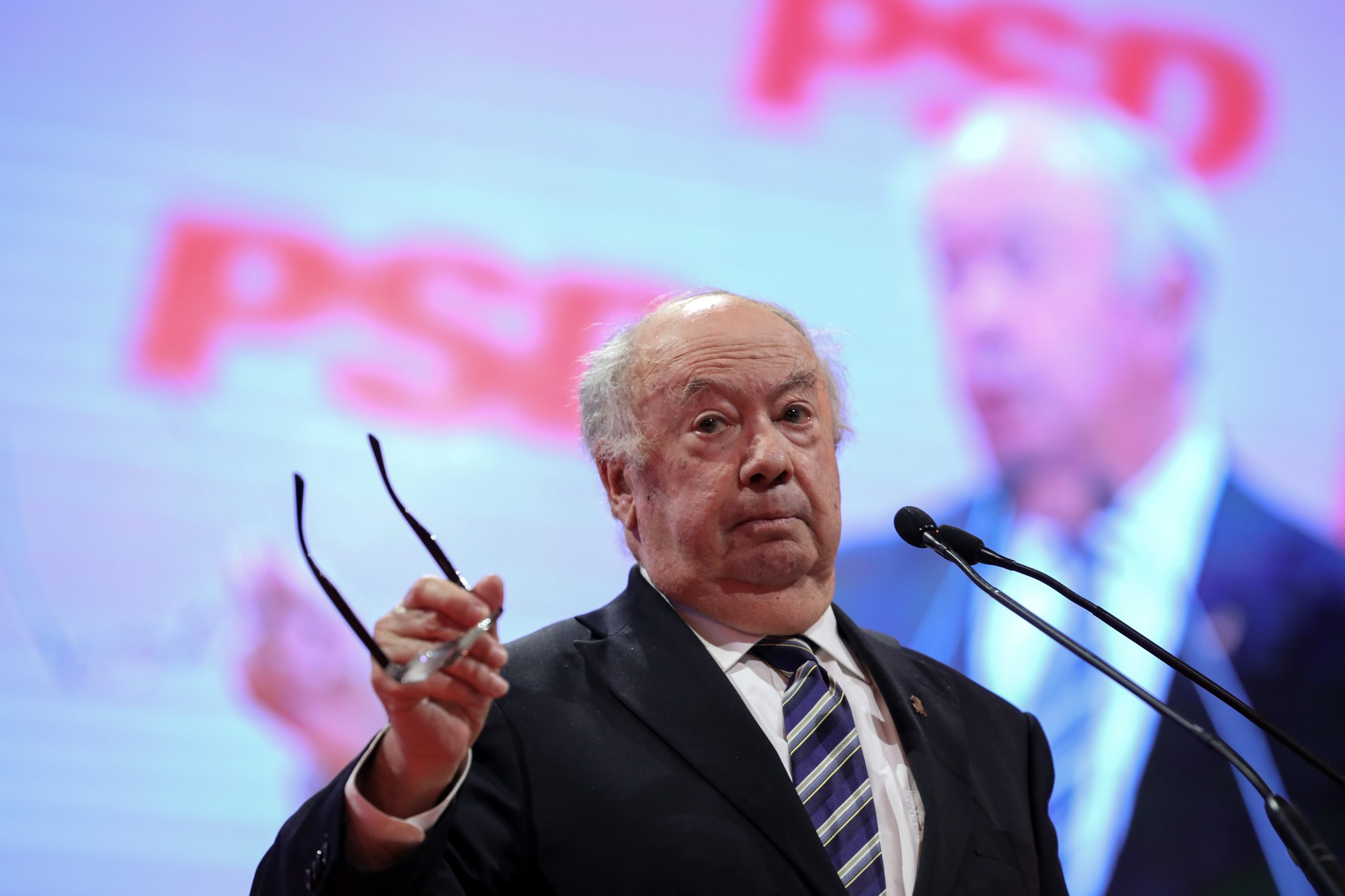 Alberto João Jardim faz queixa ao Ministério Público por imagem manipulada em que aparece a apelar ao voto no Chega