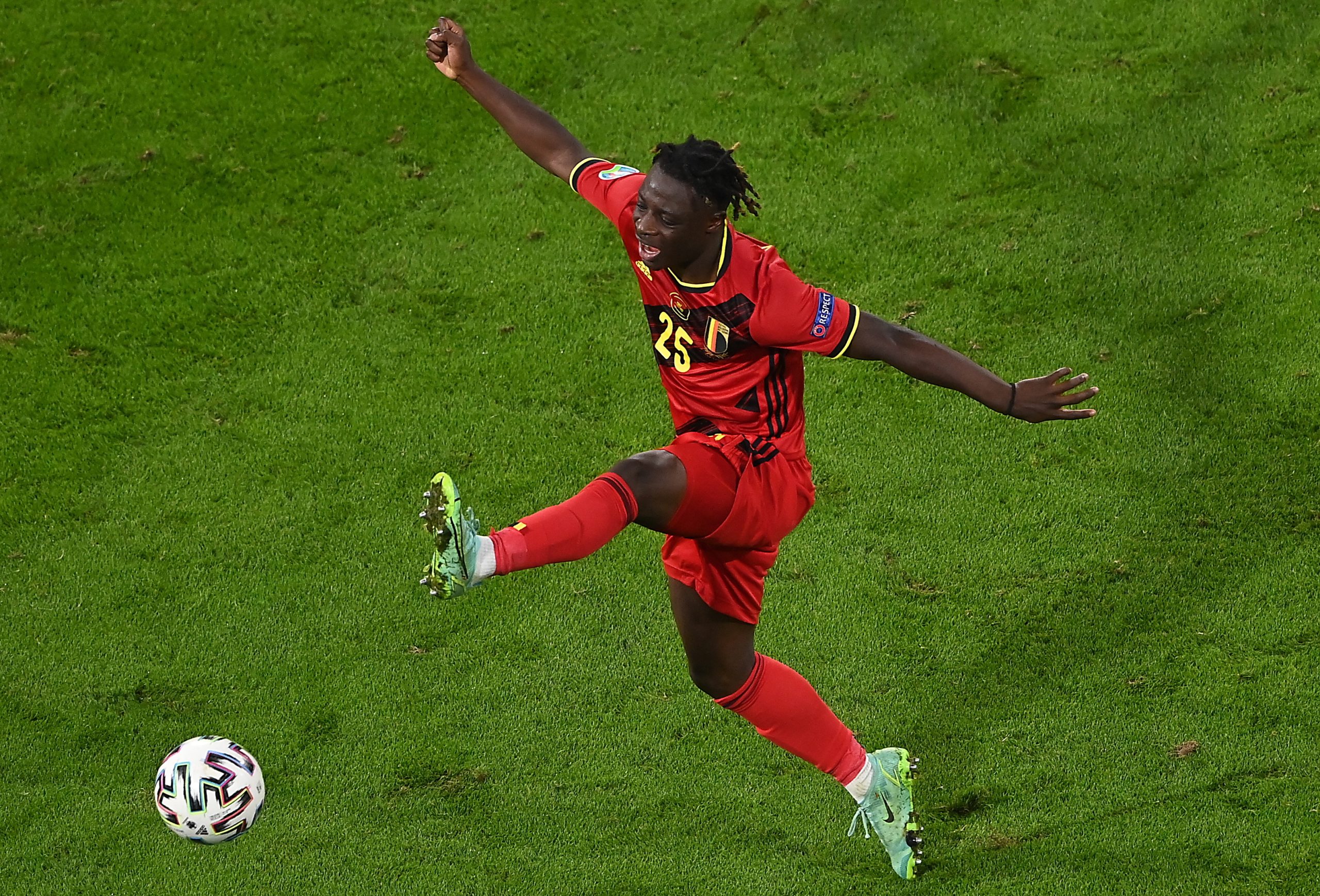 Manchester City contrata extremo belga Jérémy Doku ao Rennes