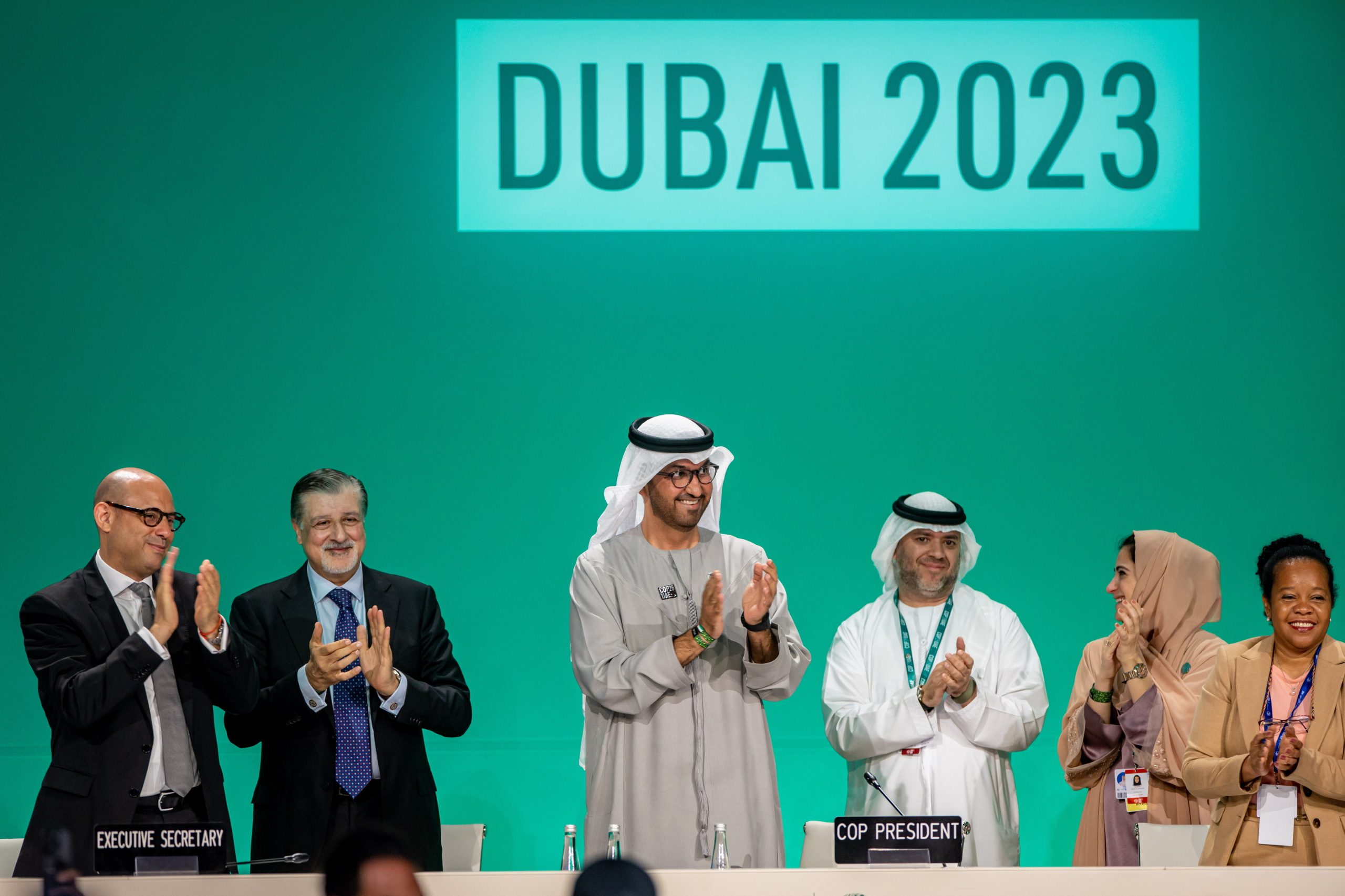 Ovação de pé para o surpreendente acordo na COP28