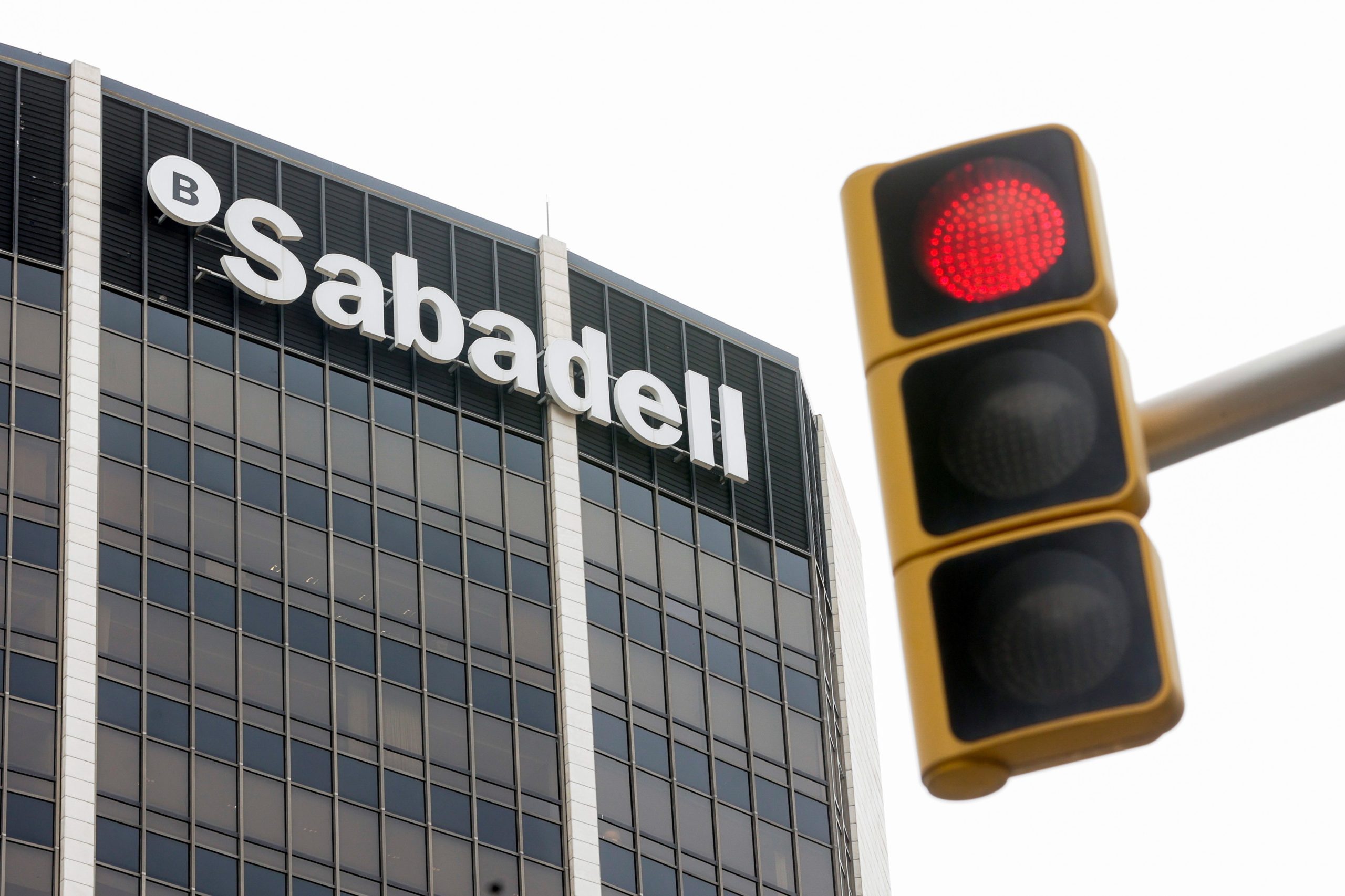 Banco Sabadell quer avançar com 1.900 despedimentos em Espanha