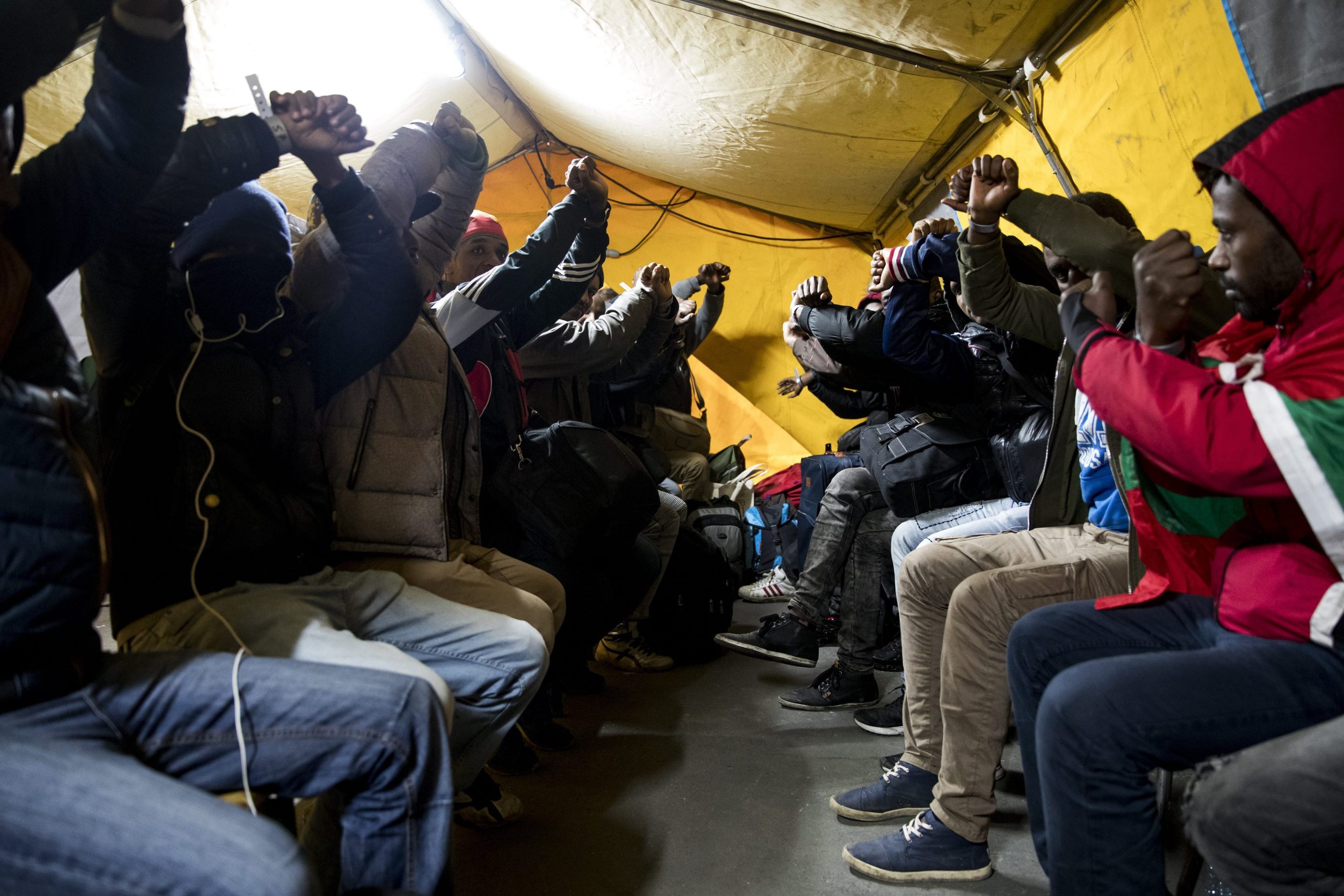 Mais de 2.300 migrantes deixaram “Selva” de Calais, que será demolida
