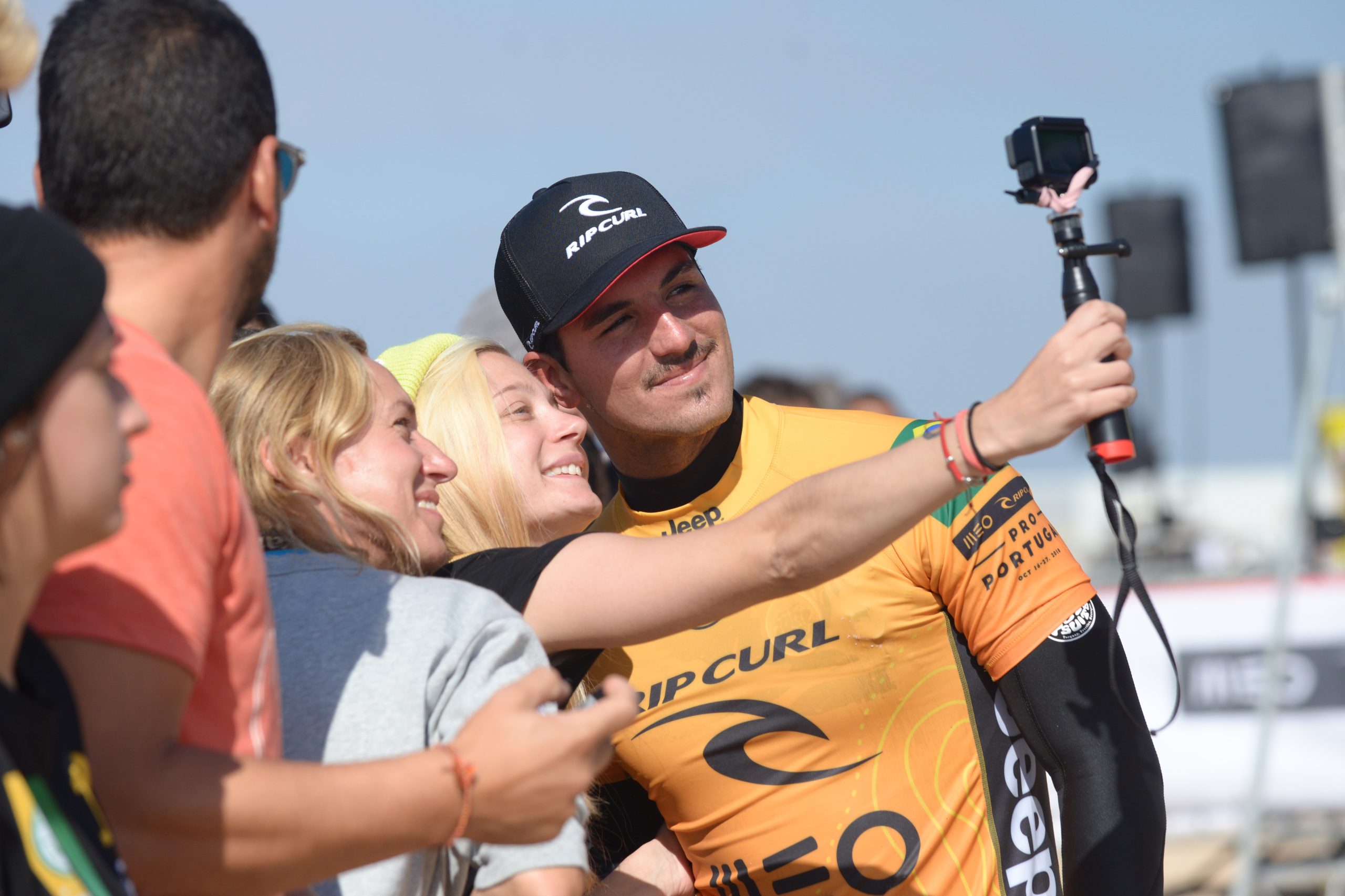 Organização do Meo Rip Curl Pro Portugal espera pelas 11:30 para retomar a prova