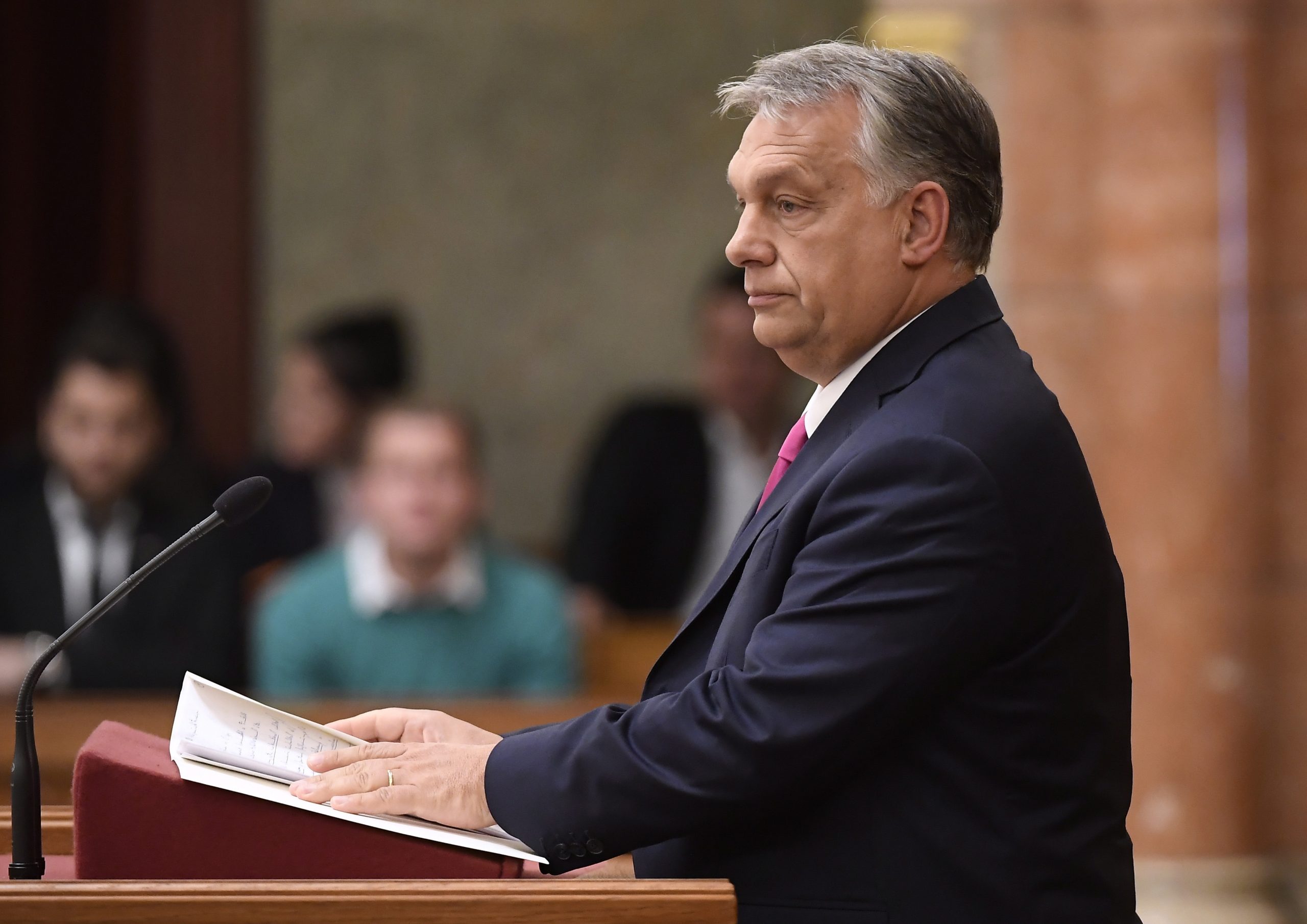 Parlamento da Hungria aprova fim dos poderes excecionais do primeiro-ministro, Viktor Orbán