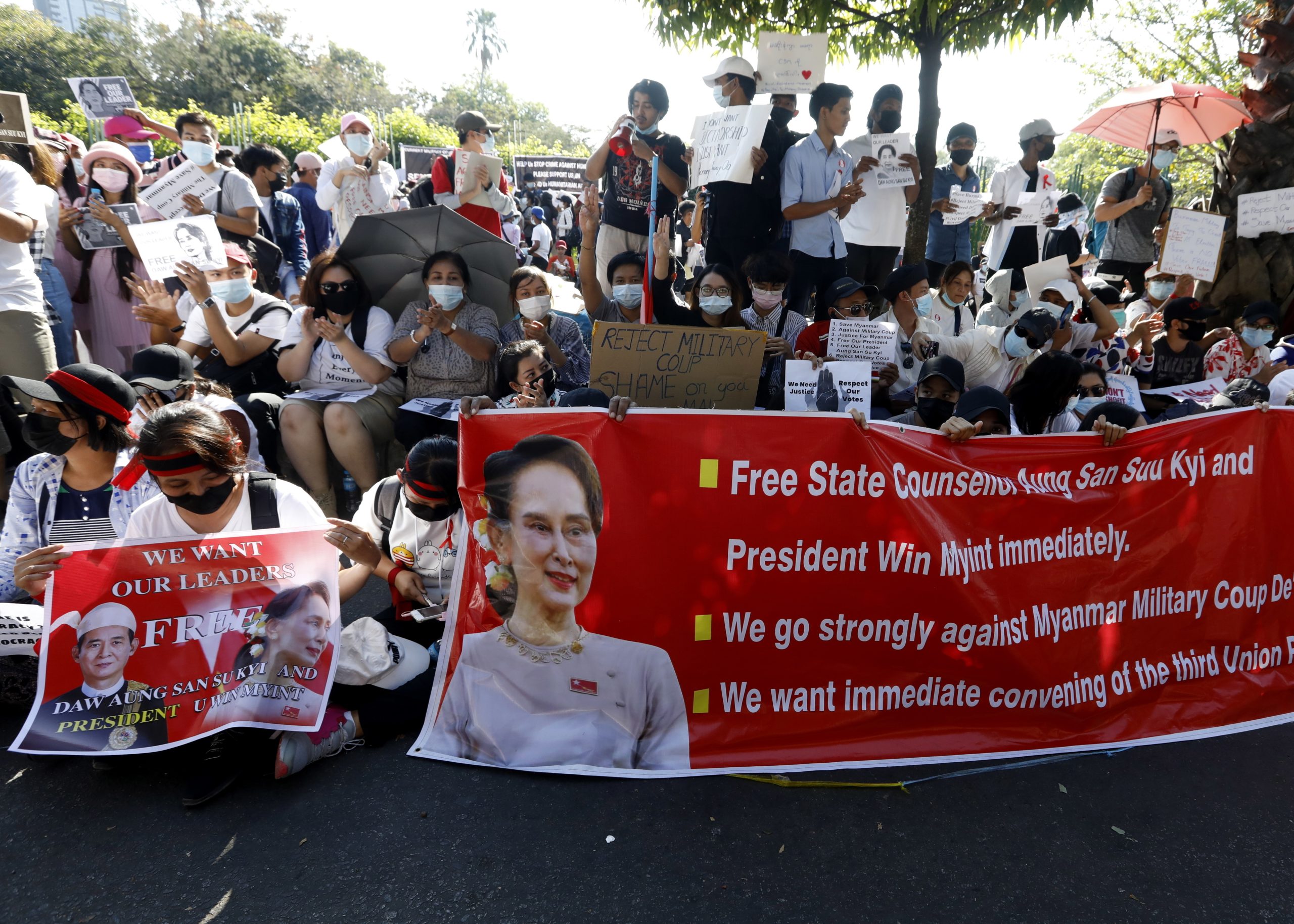 Dezenas de milhares de manifestantes voltam às ruas contra o golpe em Myanmar