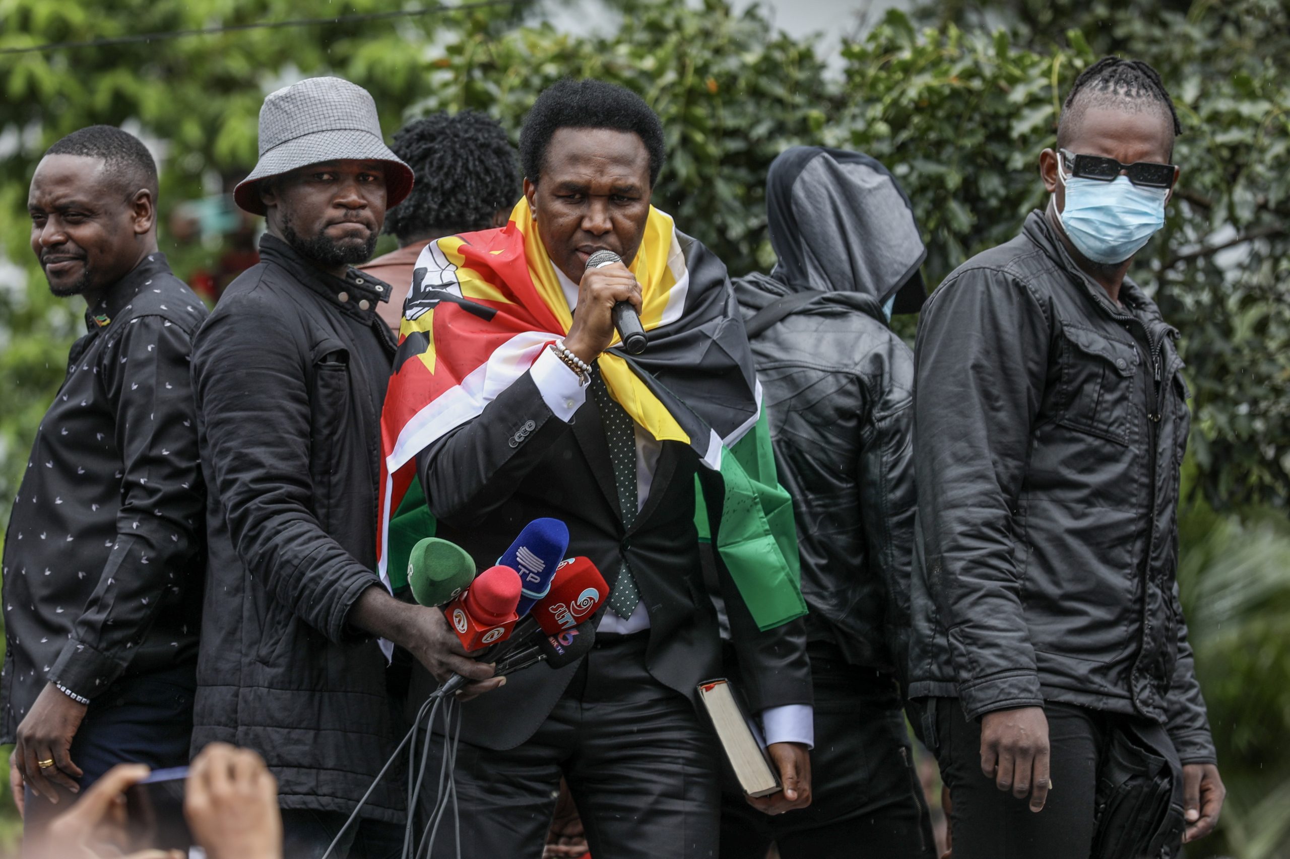 Durante 100 dias, Mondlane pede paralisação às sextas em Moçambique para cantar hino