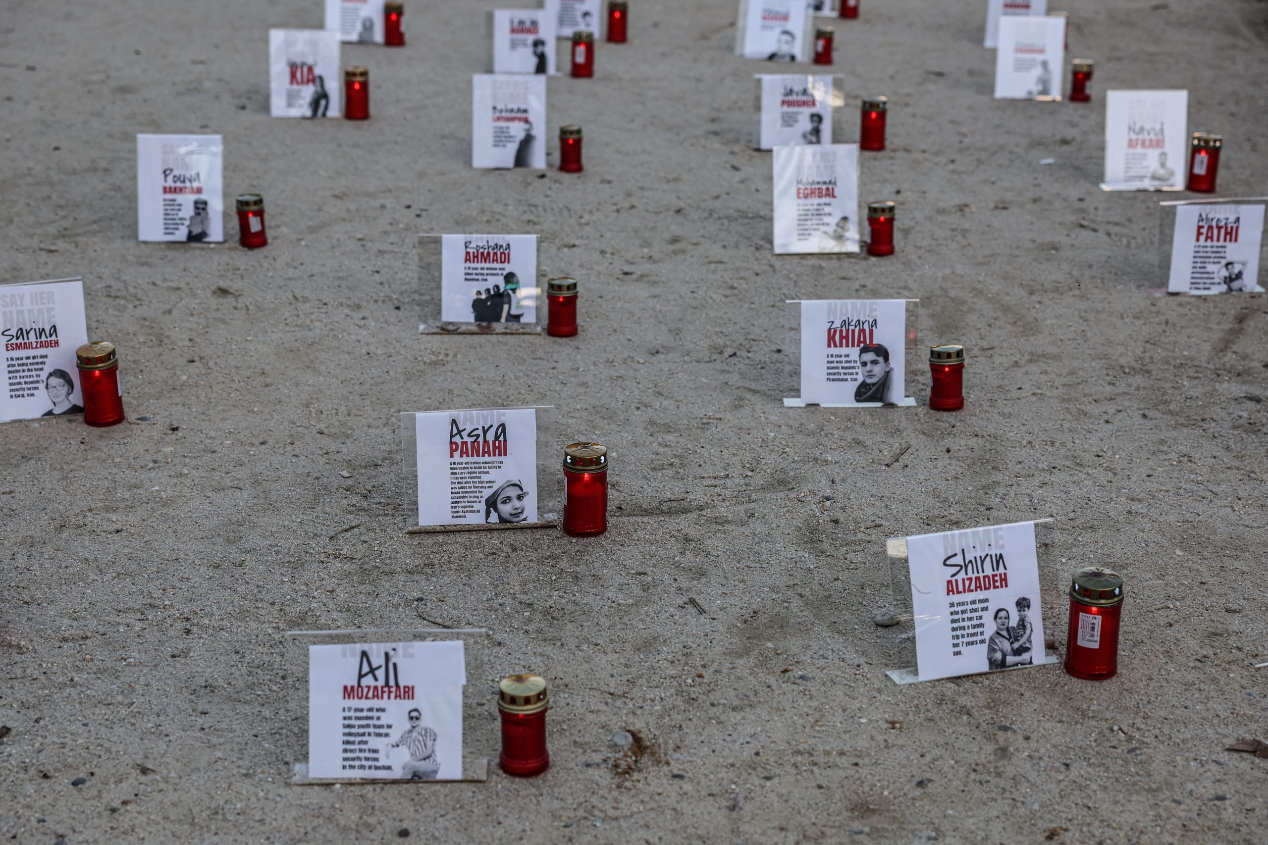Fotos mostram rostos de centenas de mortos na repressão violenta aos protestos no Irão