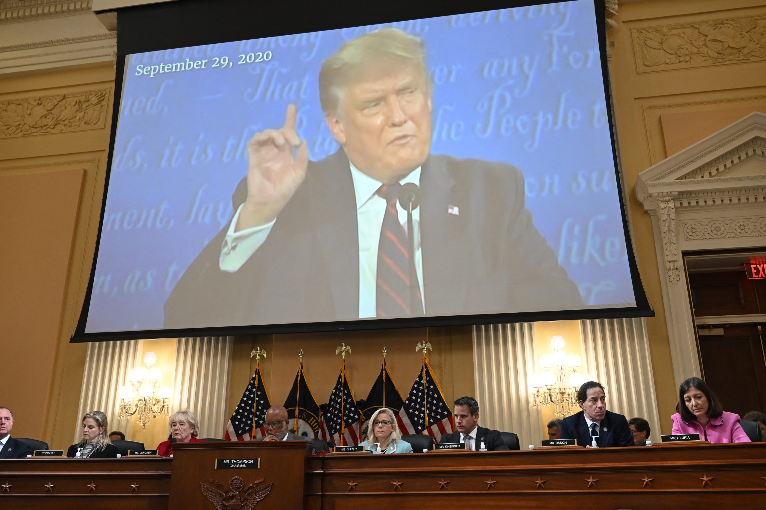Assessores e a sua própria filha confrontaram-no, mas Trump ignorou-os e insistiu na propagação de ‘mentiras’ sobre fraude eleitoral