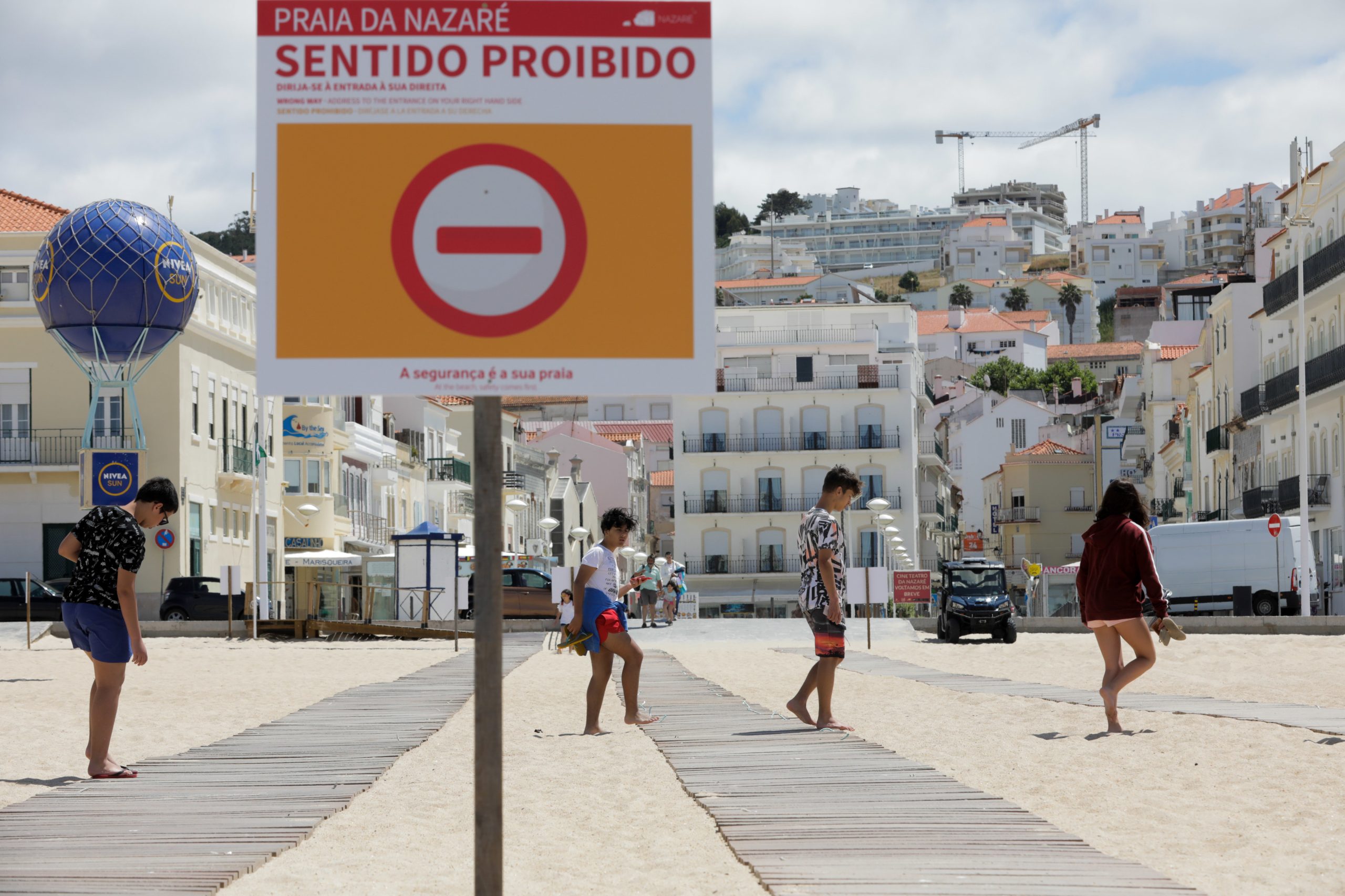 Nazaré. Época balnear arranca com mais pessoas na marginal do que na praia