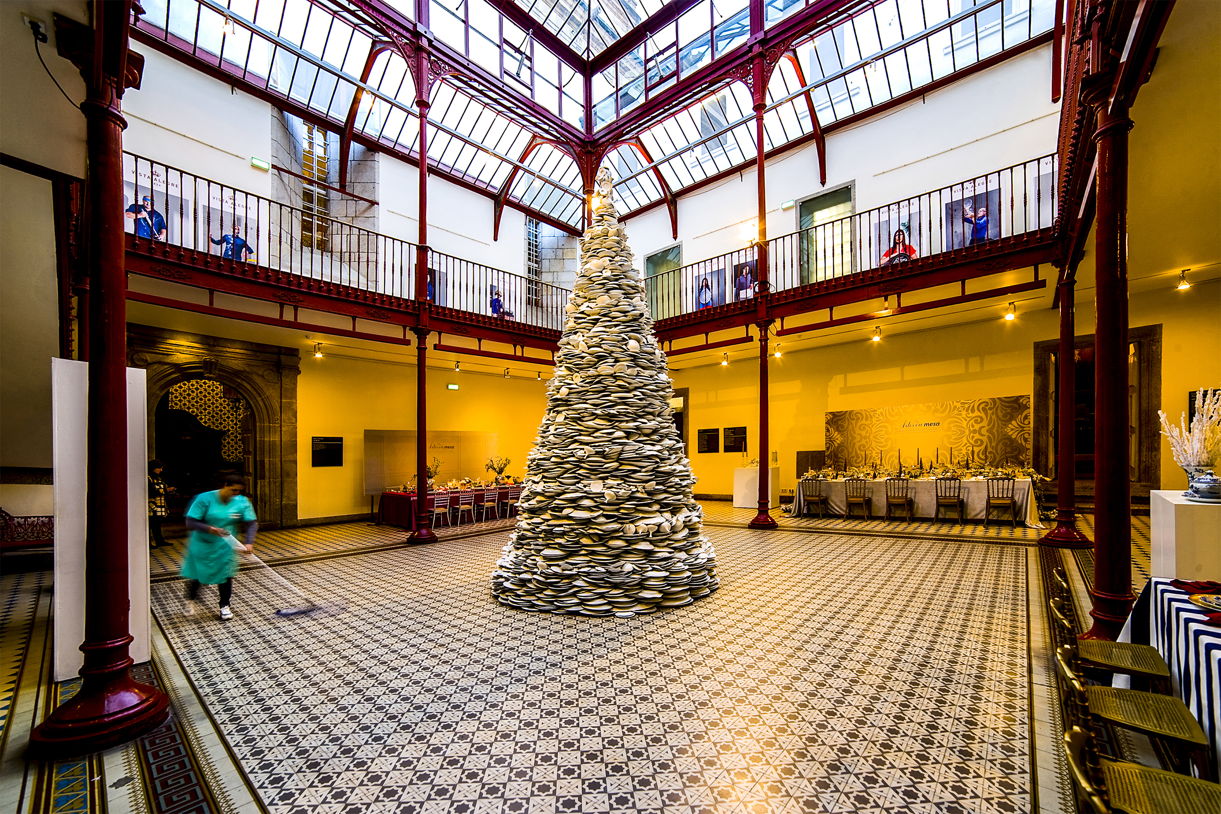 Segunda maior árvore de Natal de porcelana no mundo é portuguesa