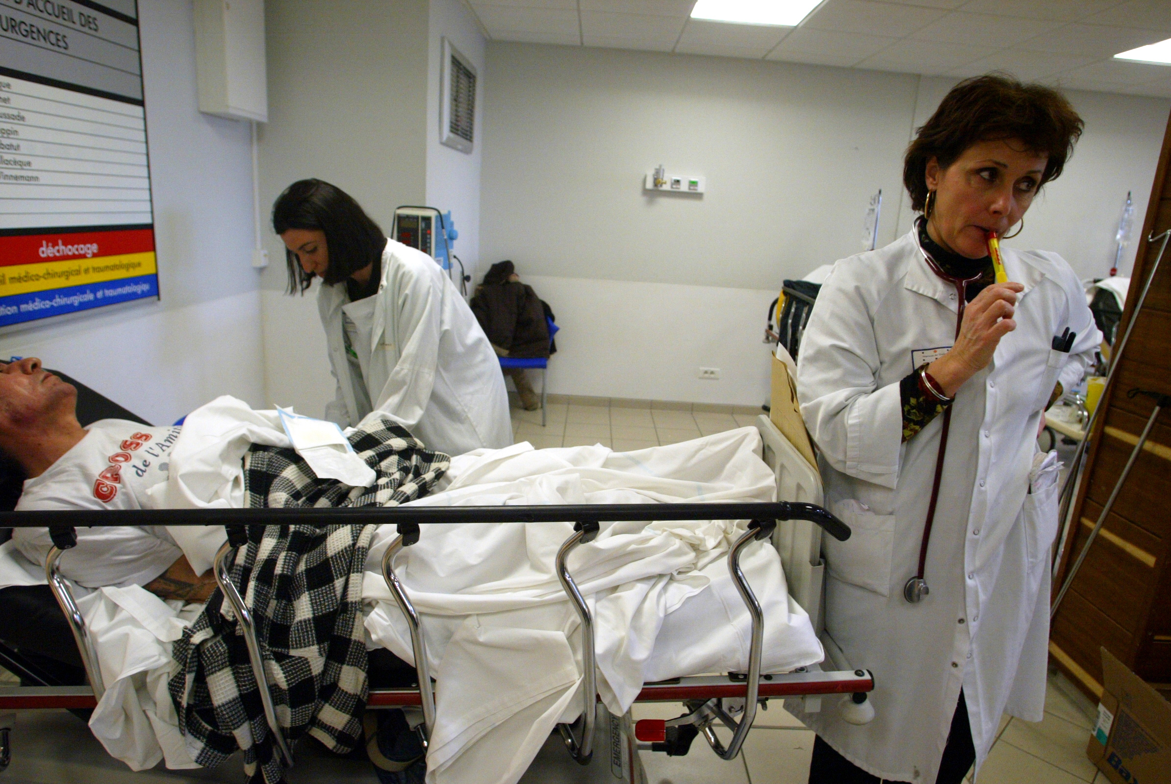 Governo analisa todas as opções de pagamento de horas extra aos médicos