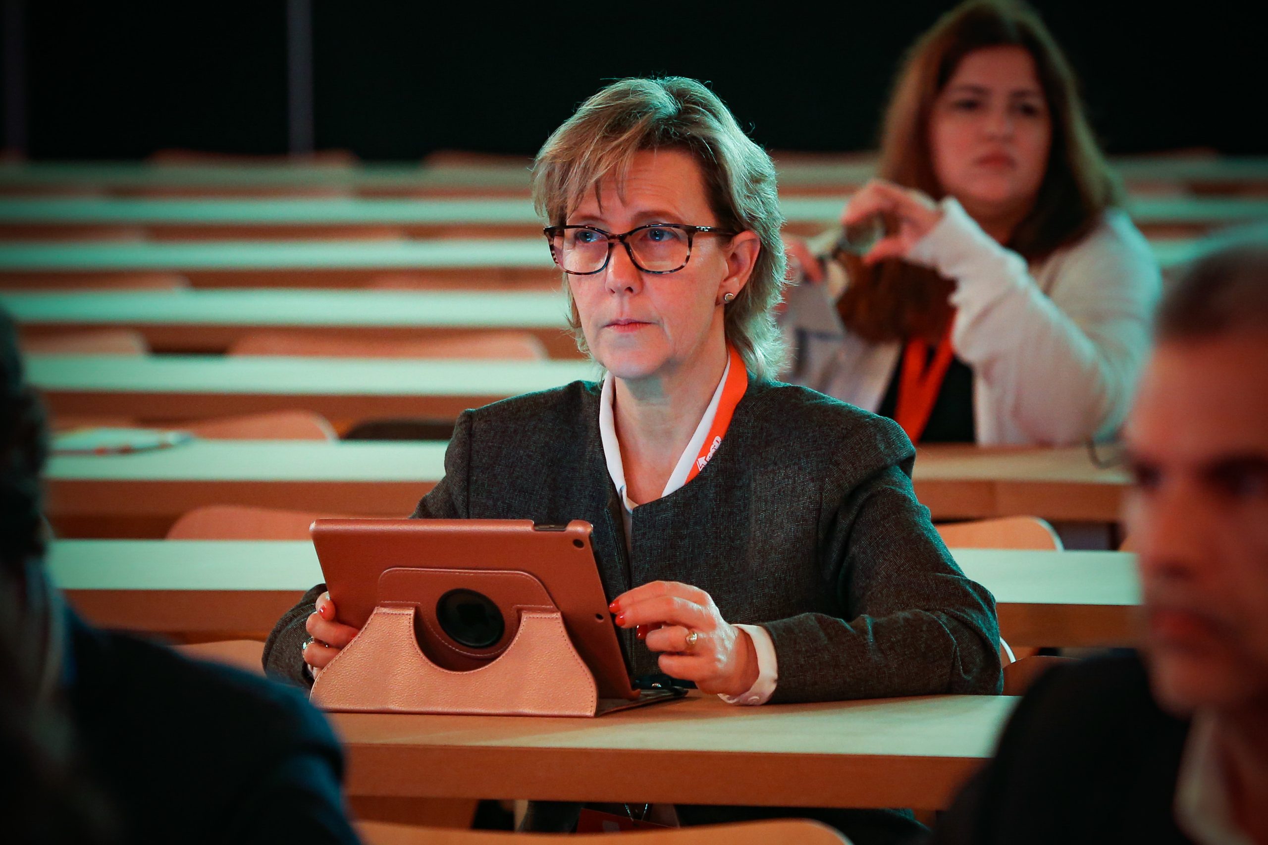 Maria Luís Albuquerque alerta jovens europeus: “Depender apenas da pensão pública pode expor a uma vulnerabilidade financeira na velhice”