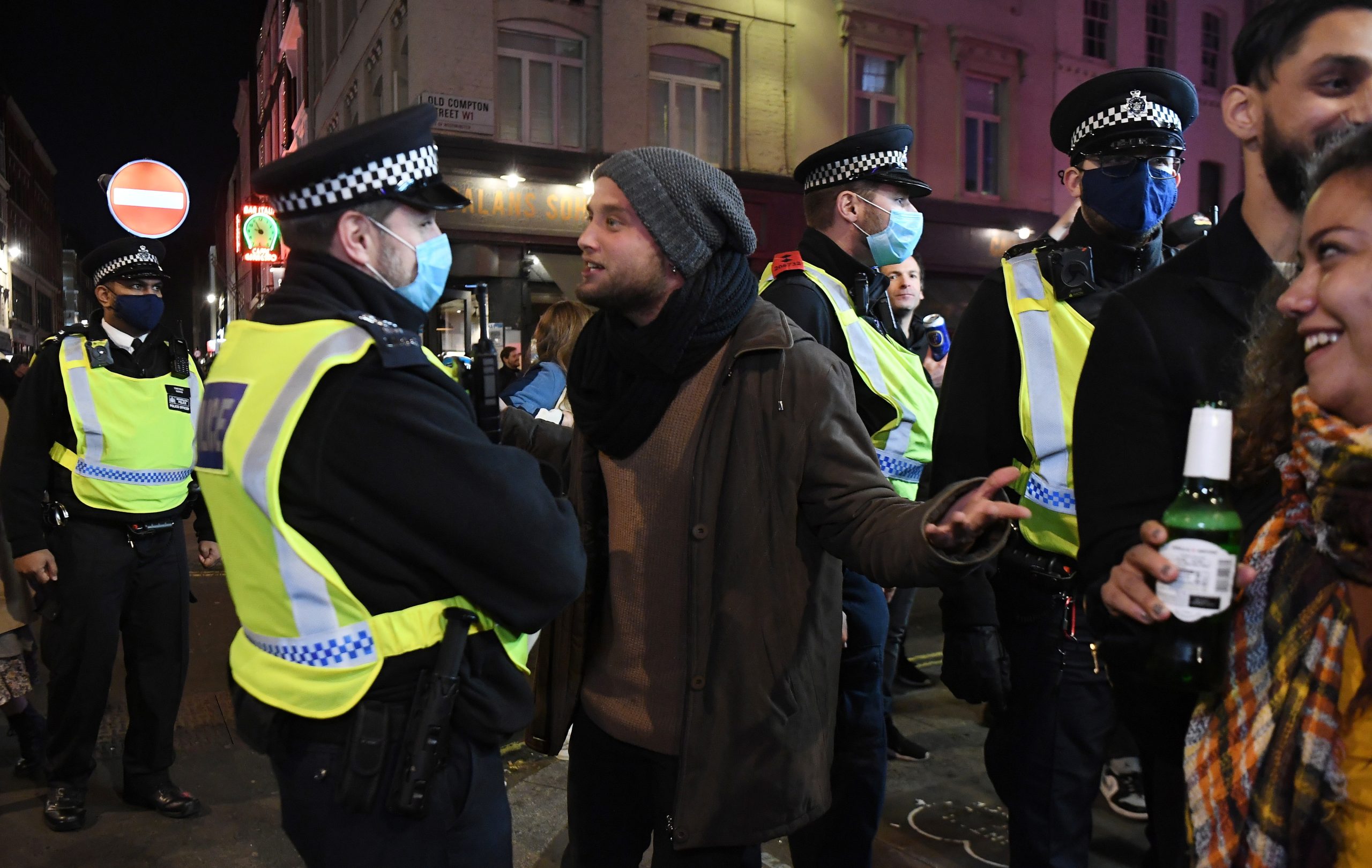 Quase 200 pessoas detidas em Londres por protestos anti-confinamento