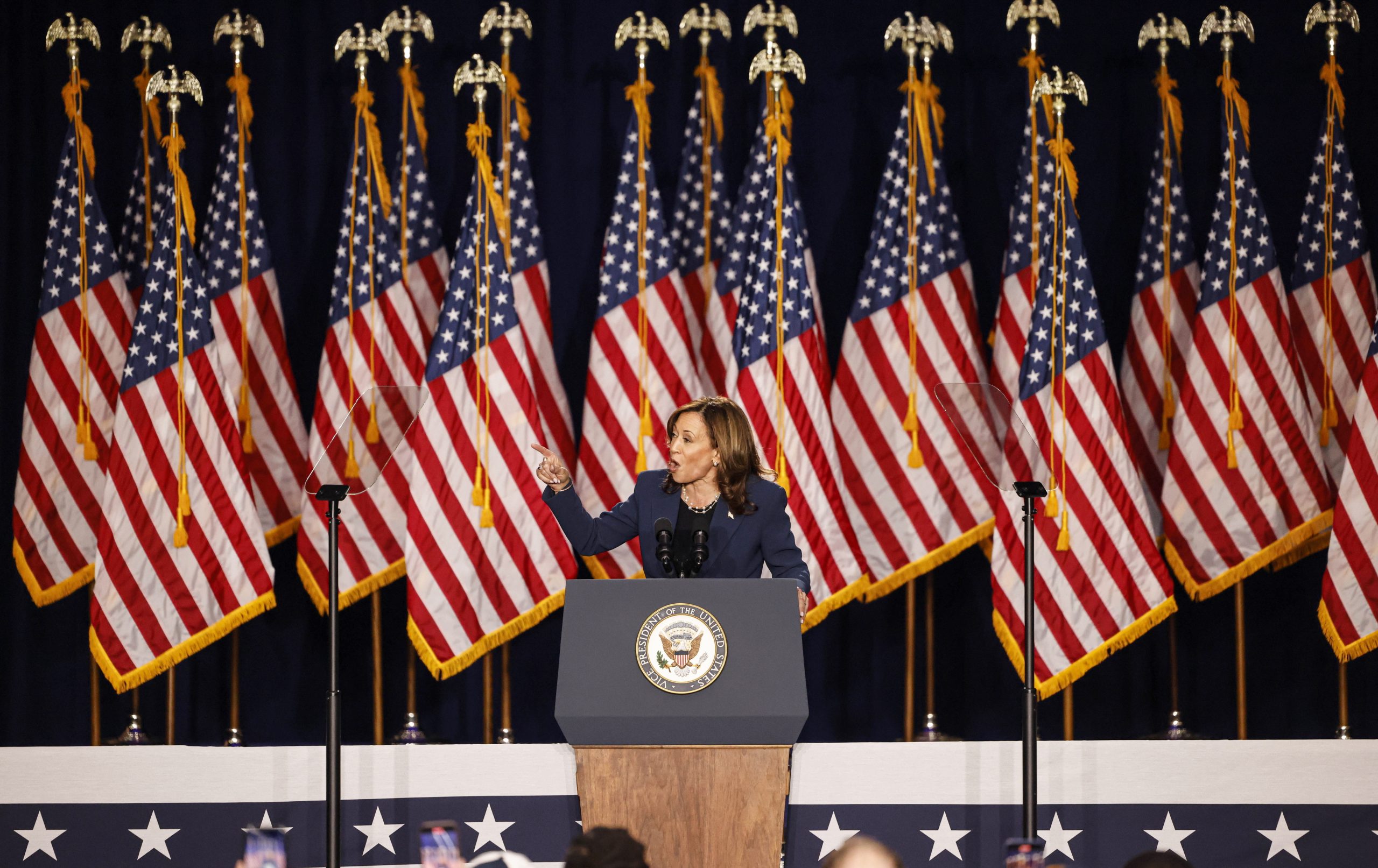 Kamala Harris usa o seu passado como procuradora para atacar Trump