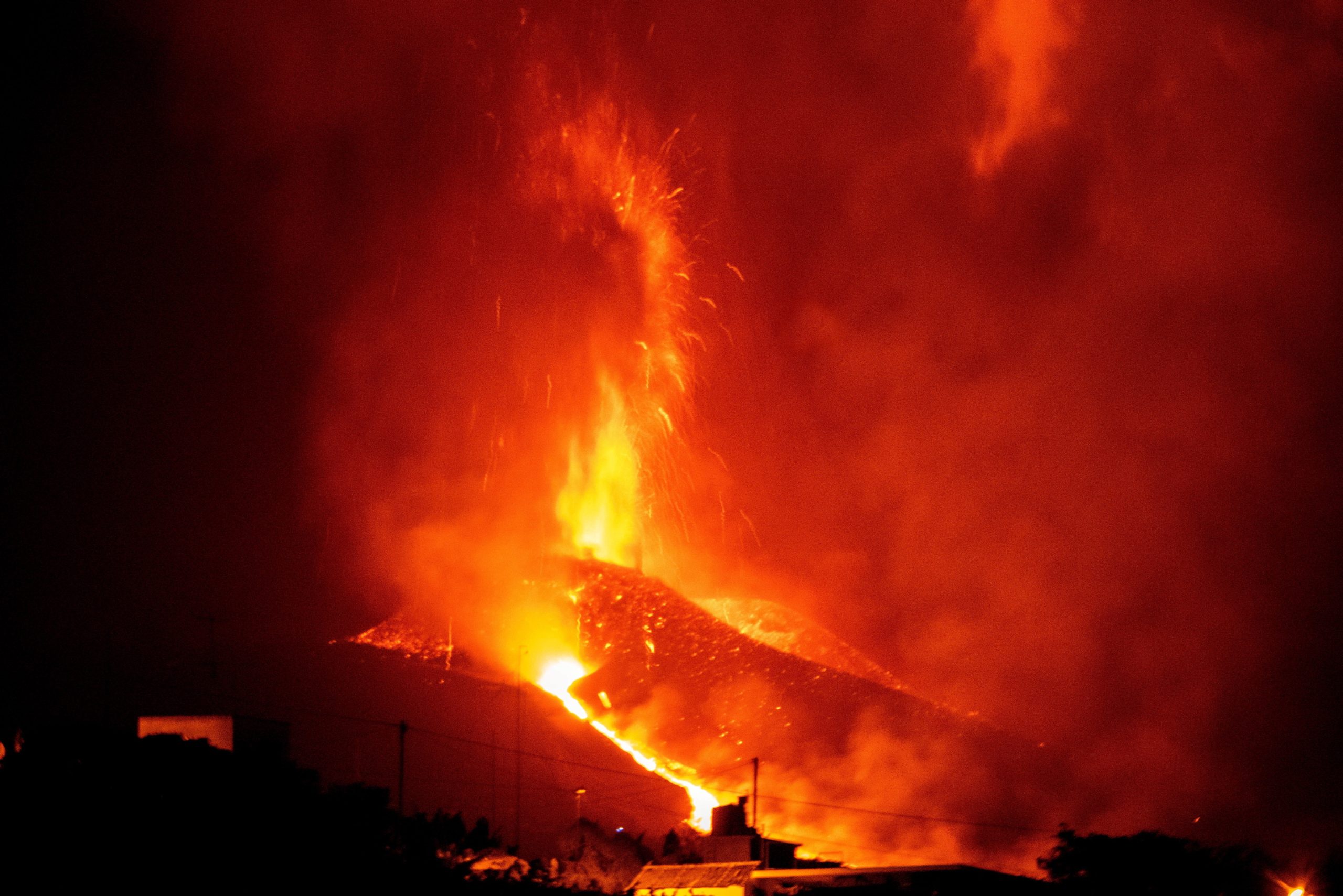 Cumbre Vieja: Aeroporto de  La Palma inoperacional devido à acumulação de cinzas