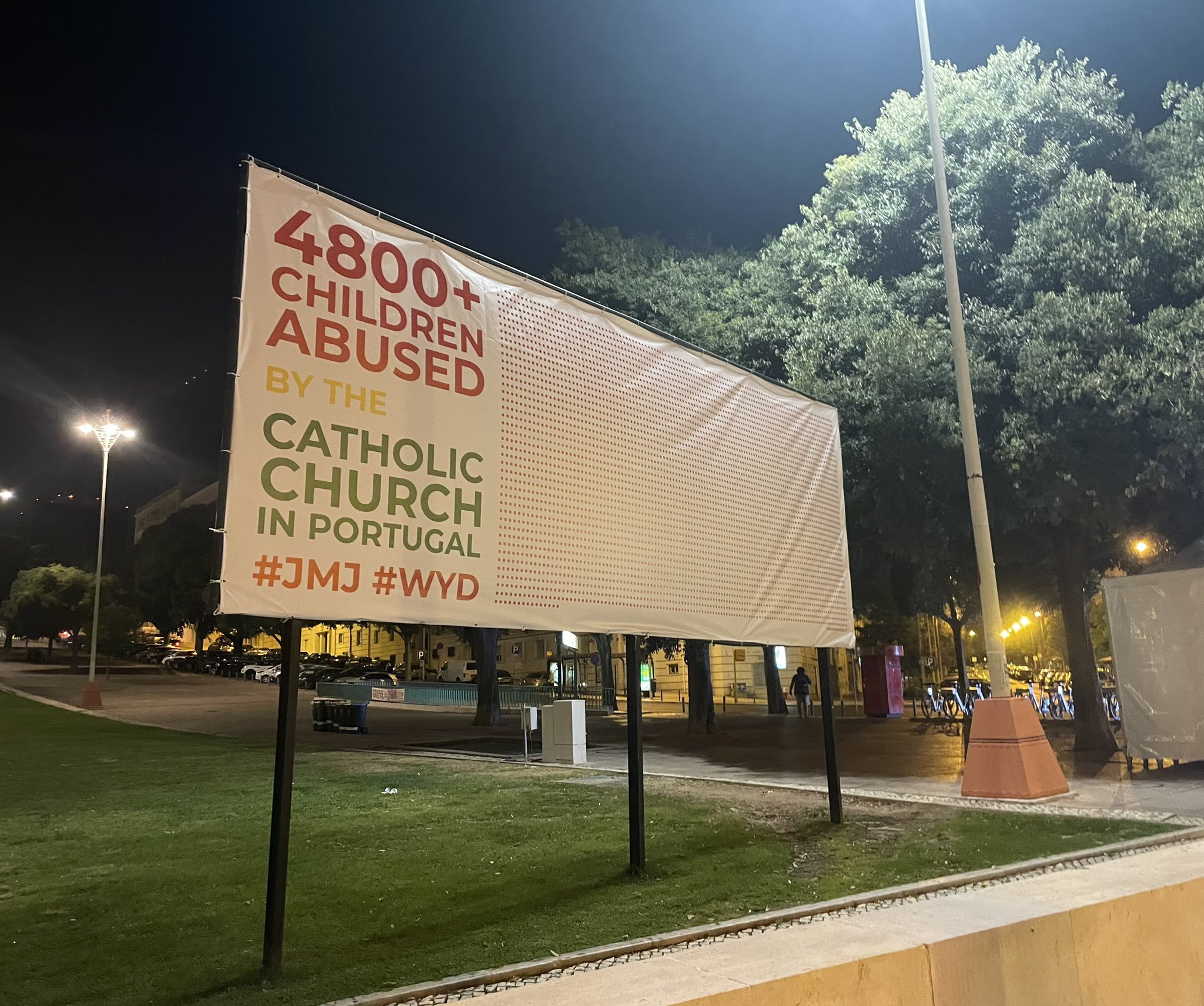 Retirada de cartaz em Oeiras é censura e subserviência à Igreja