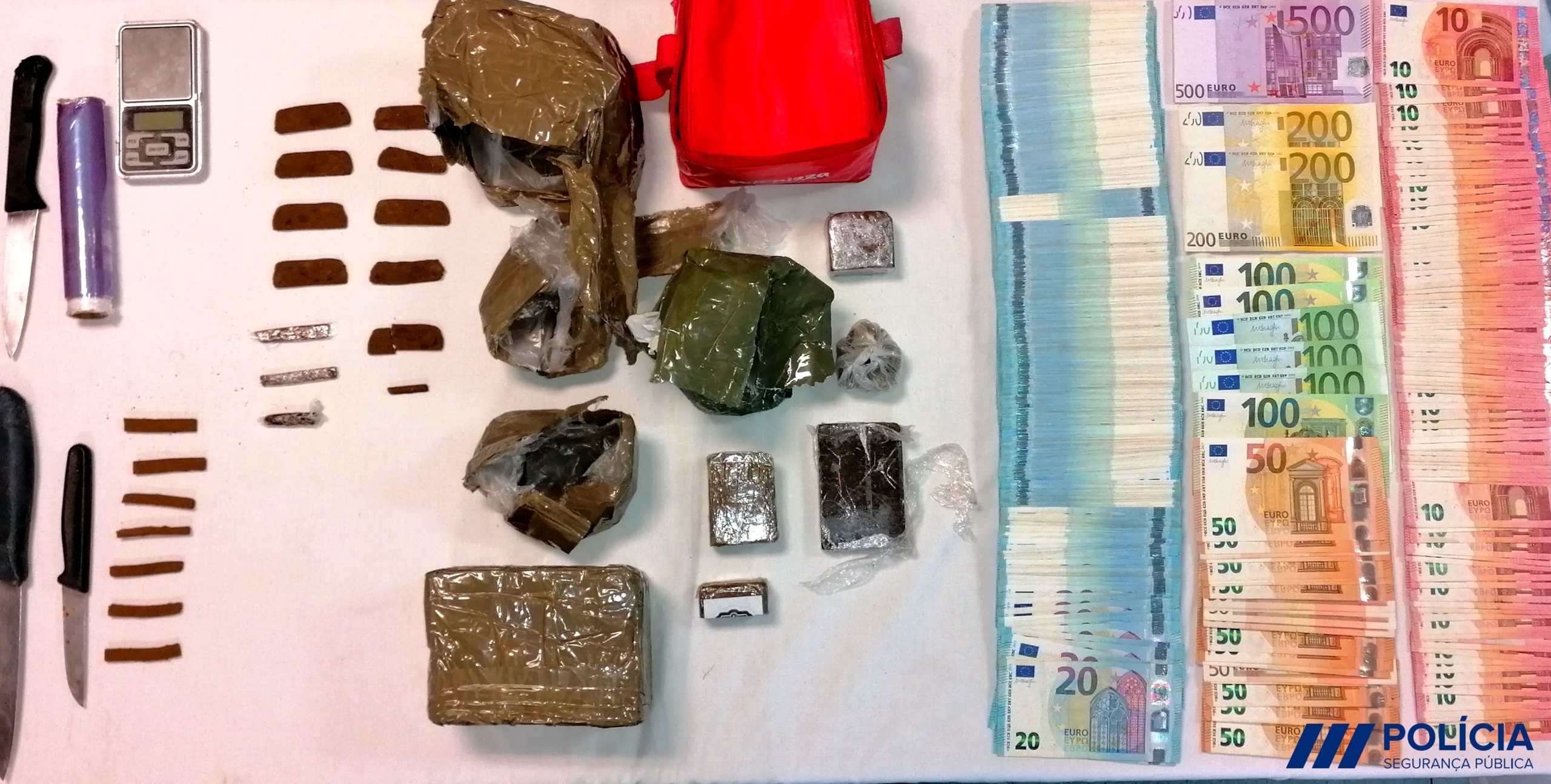 PSP apreende quase quilo e meio de haxixe e 12.900 euros em bairro de Gaia