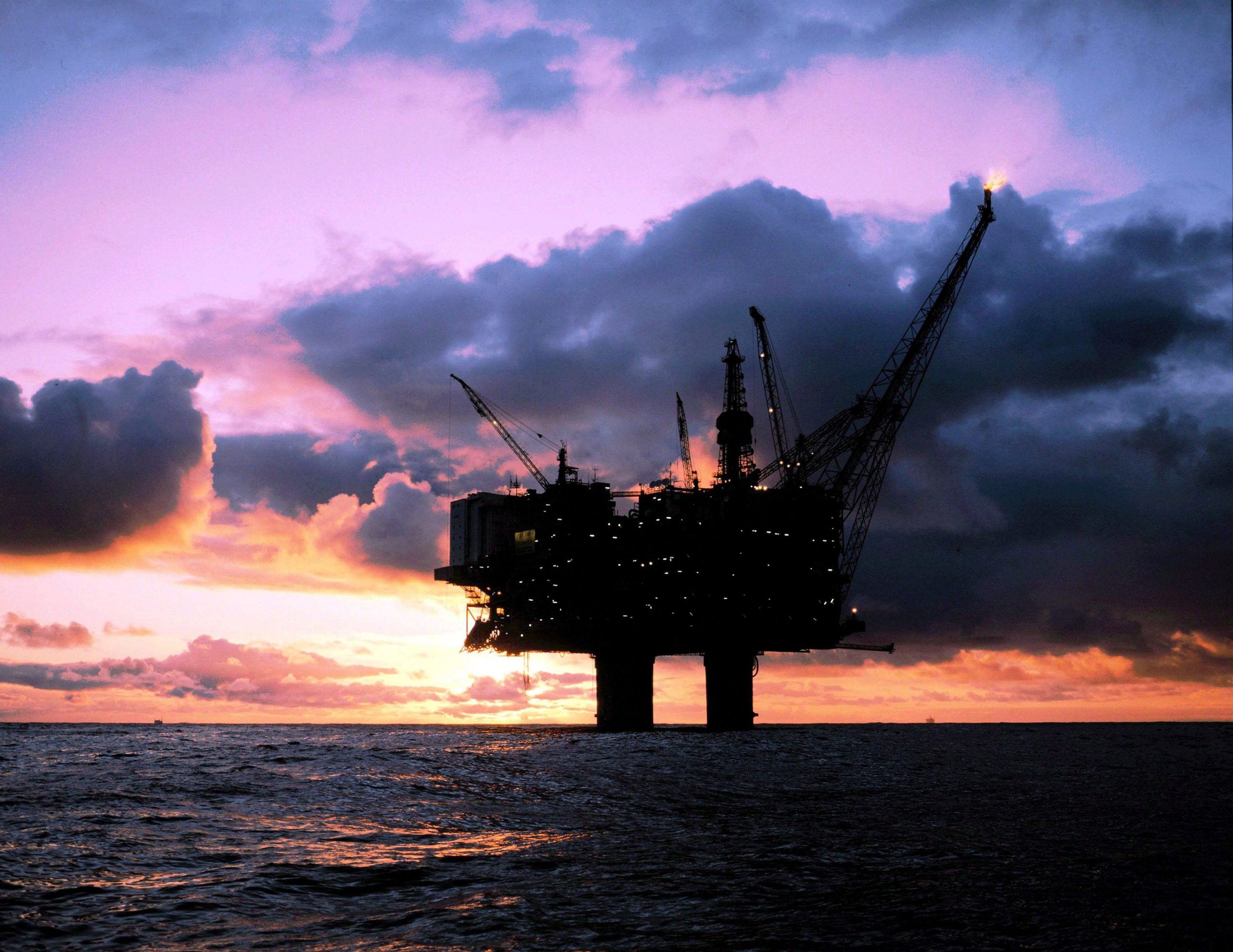 Arábia Saudita e Emirados “preocupados” com eventual subida dos ‘stocks’ de petróleo