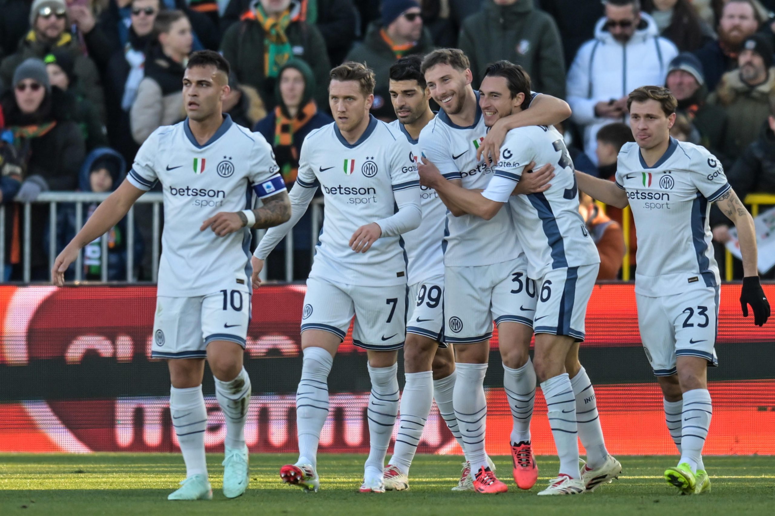 Inter de Milão vence em Veneza e sobe ao segundo lugar na Série A