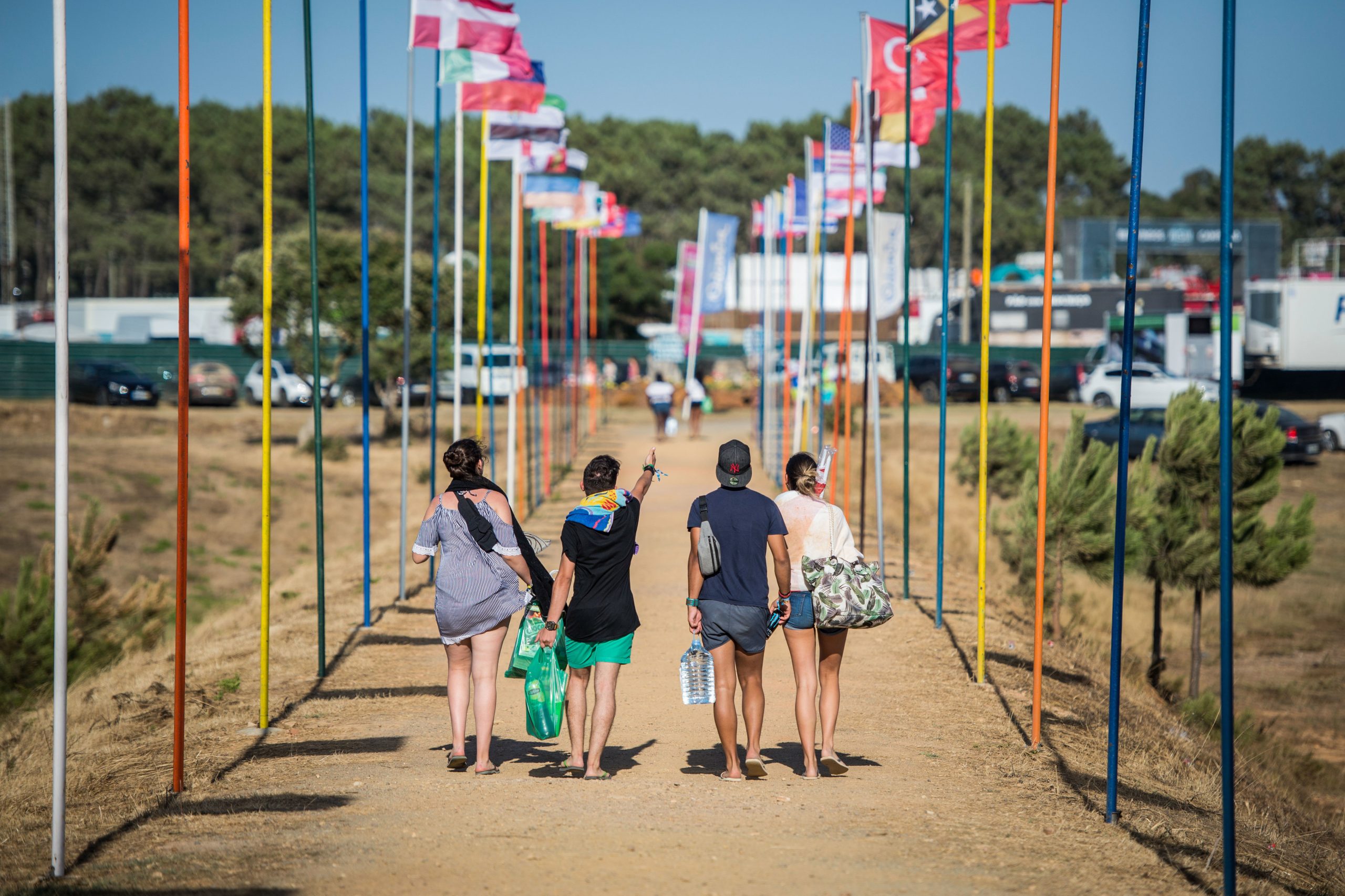 Receção ao campista no festival MEO Sudoeste com Ghastly e os portugueses Putzgrilla e Zinko