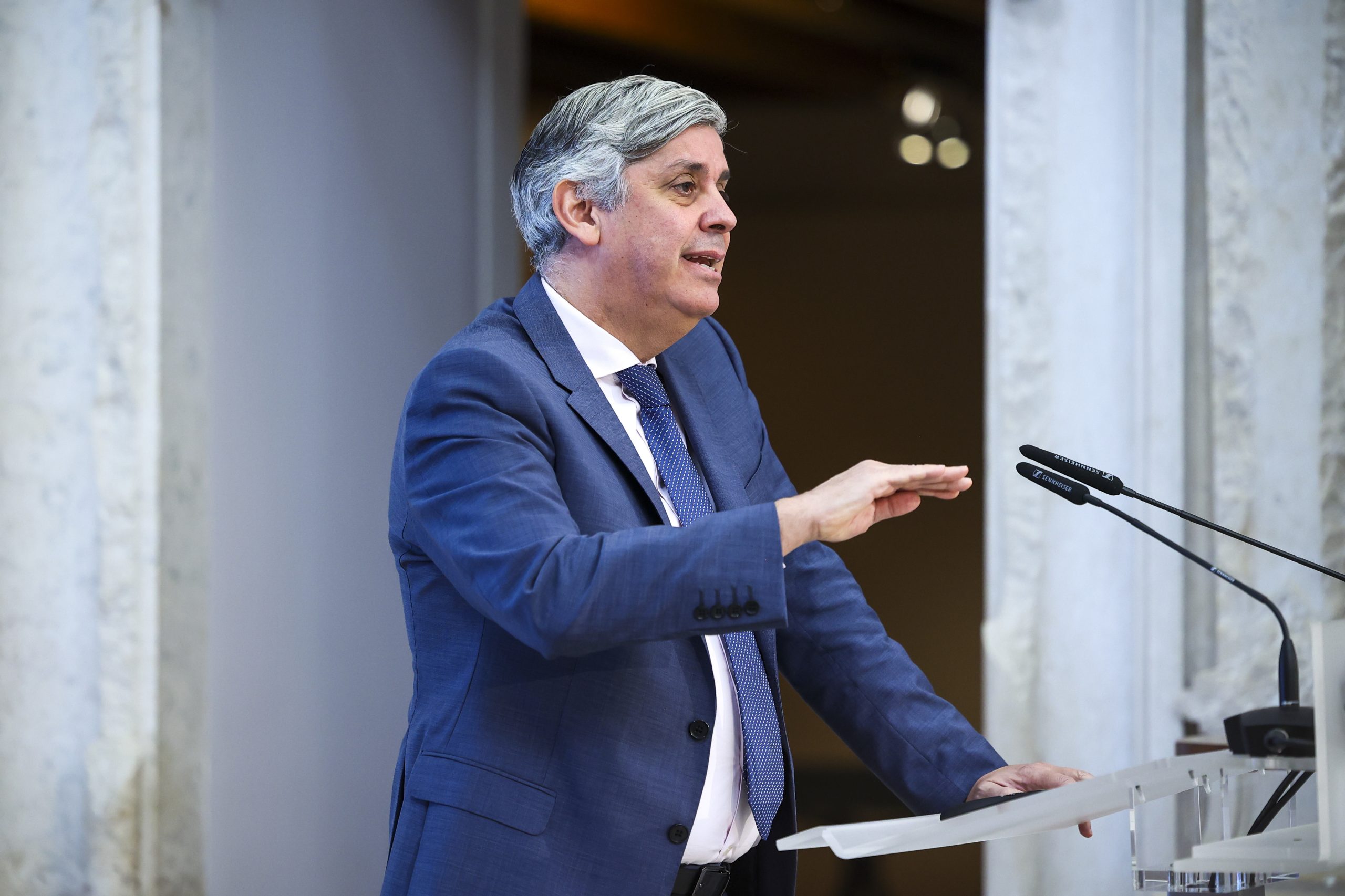 Centeno defende estabilidade europeia e sugere descida controlada das taxas de juro