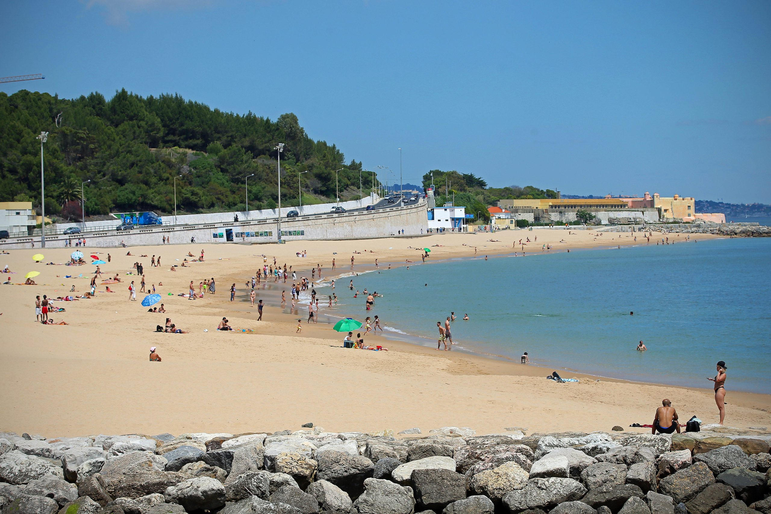 Praias de Santo Amaro de Oeiras e da Duquesa interditas a banhos após análises à água