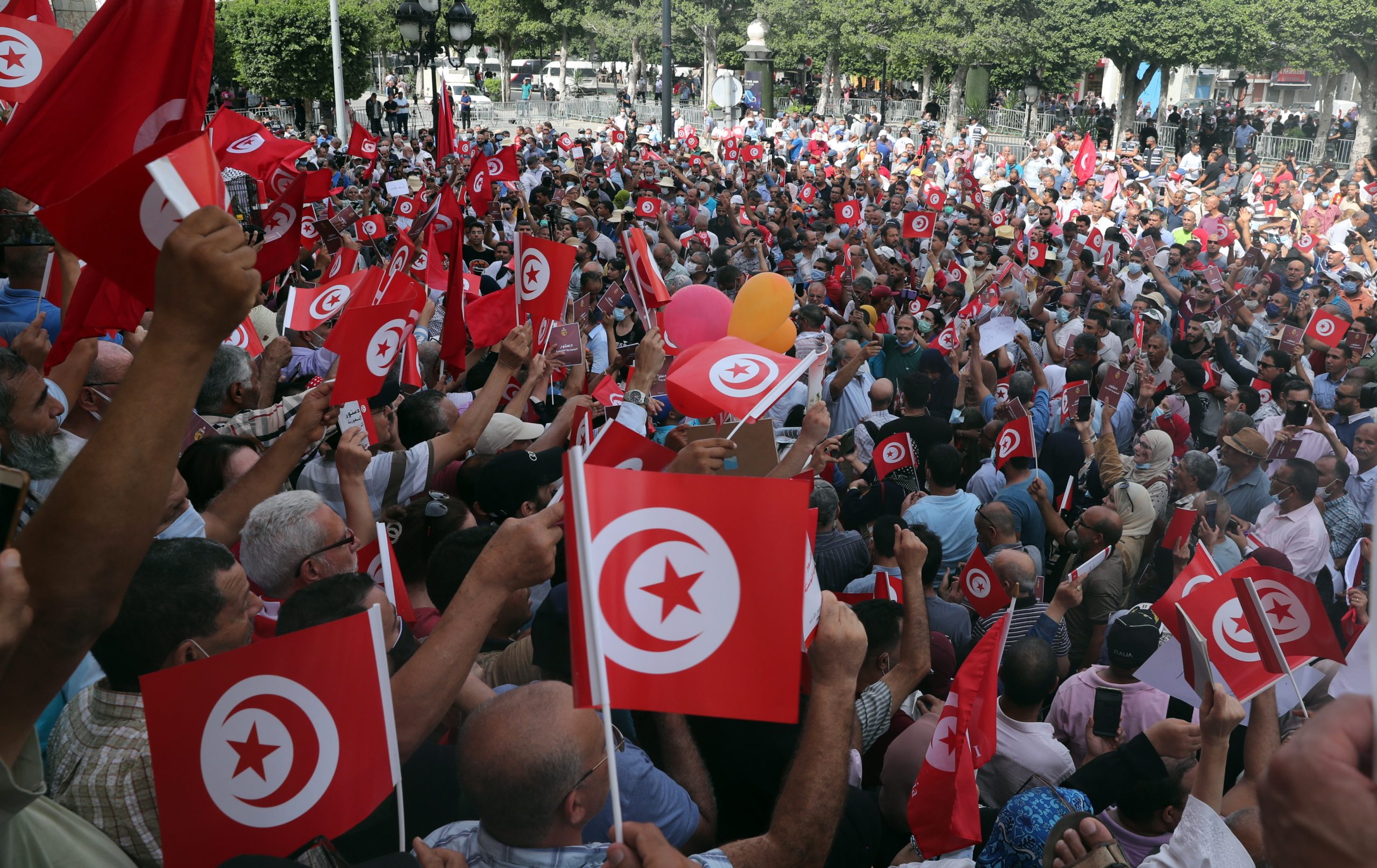 Centenas de pessoas manifestarem-se na Tunísia contra alterações à Constituição